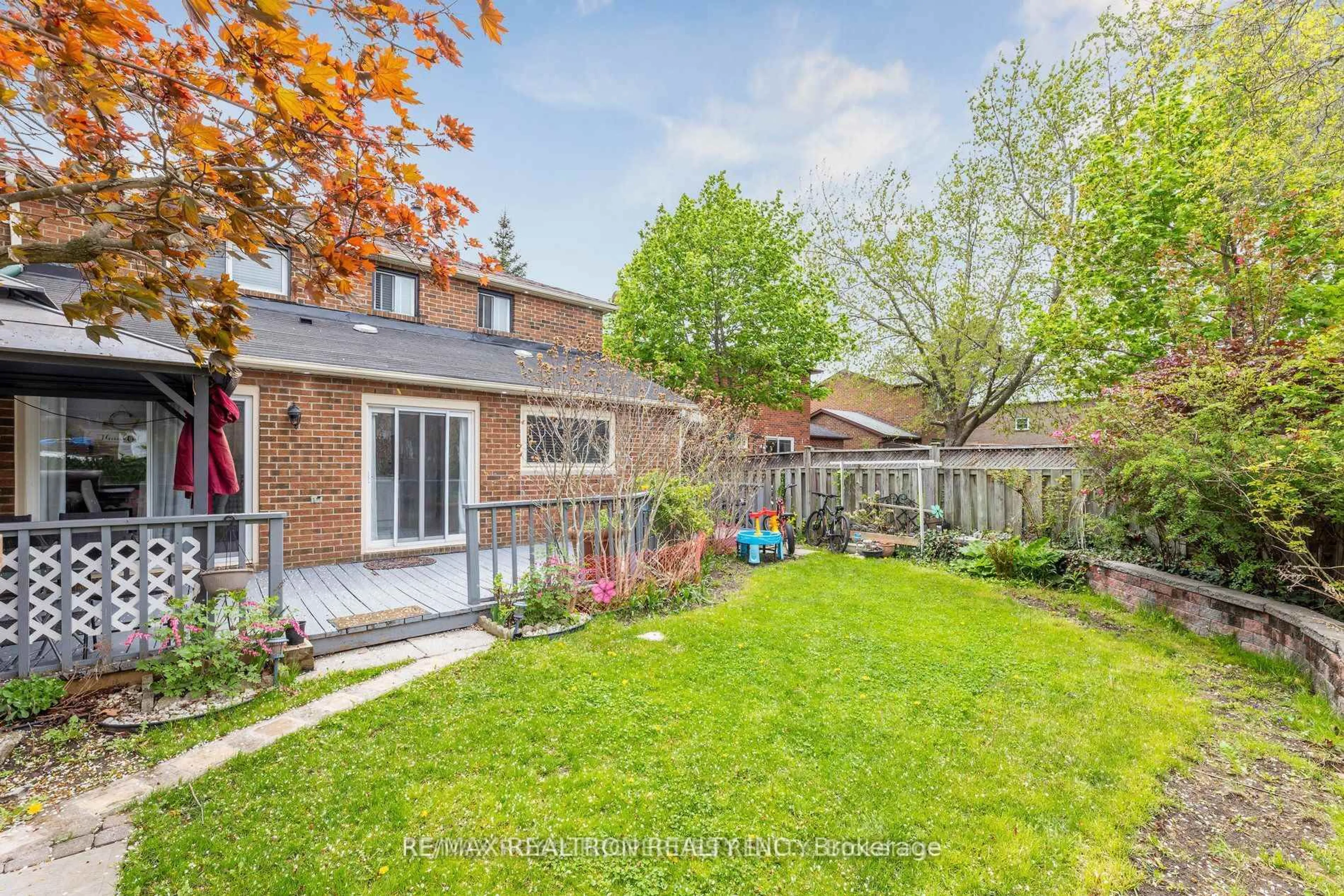 A pic from outside/outdoor area/front of a property/back of a property/a pic from drone, street for 38 Ravenscroft Rd, Ajax Ontario L1T 1W1