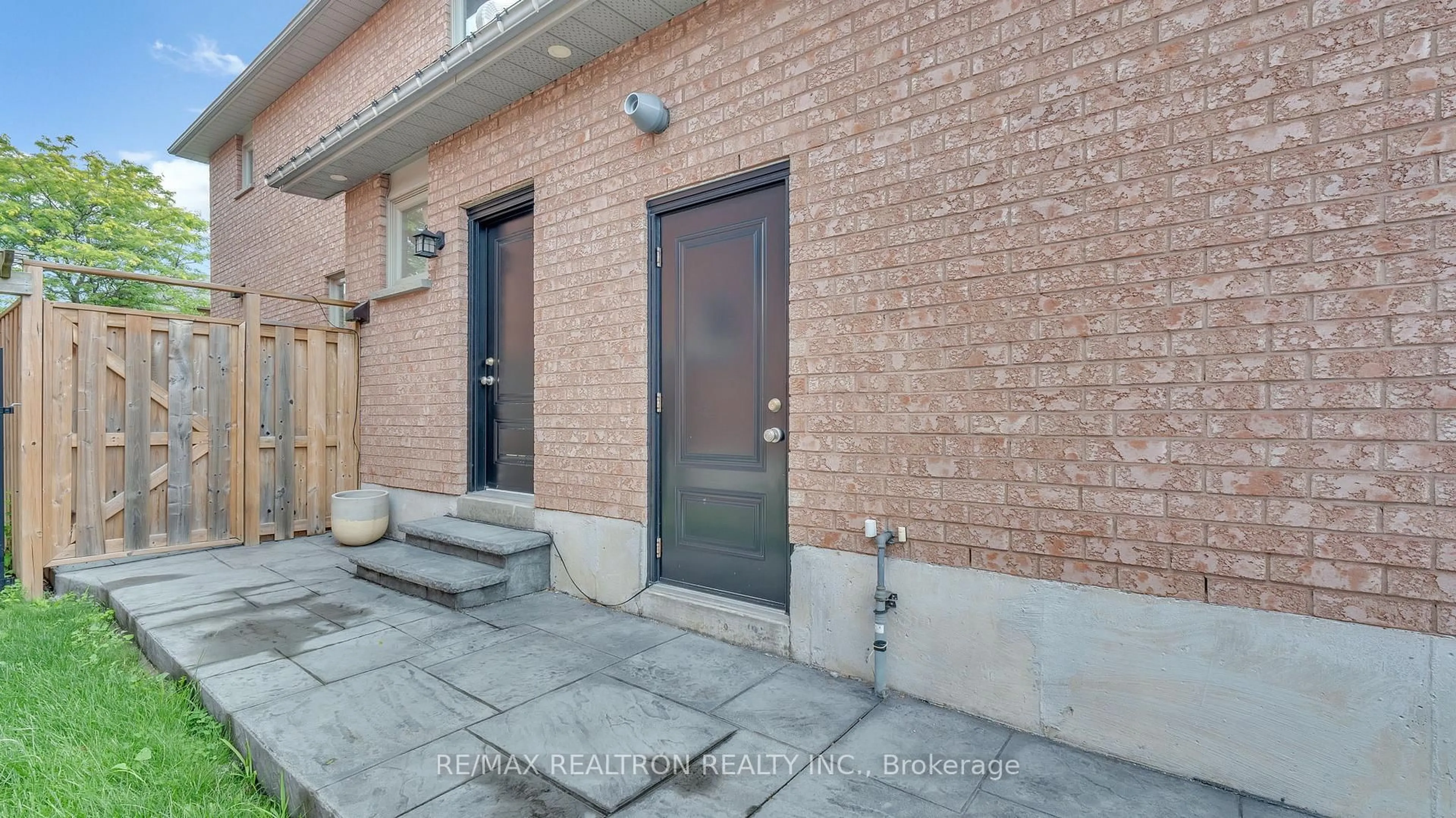 Unknown for 8 Falstaff Cres, Whitby Ontario L1R 1W3