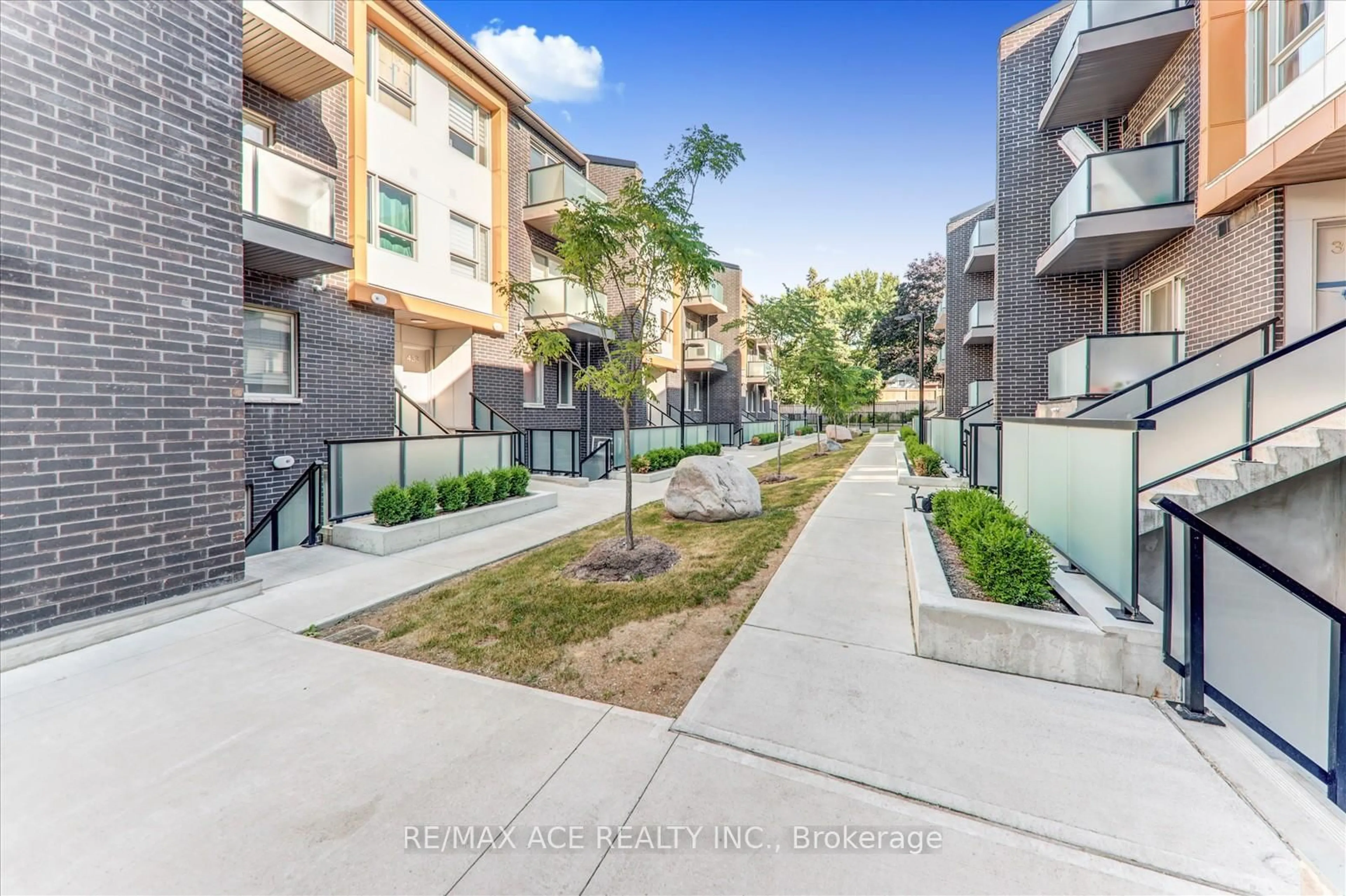 Patio, street for 2789 Eglinton Ave #431, Toronto Ontario M1J 0B2