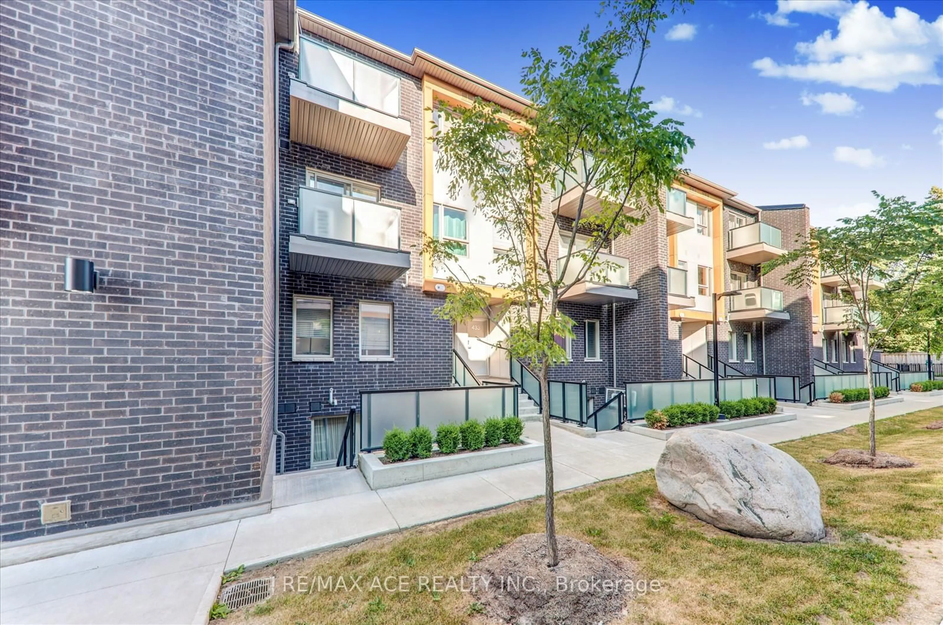 Patio, street for 2789 Eglinton Ave #431, Toronto Ontario M1J 0B2