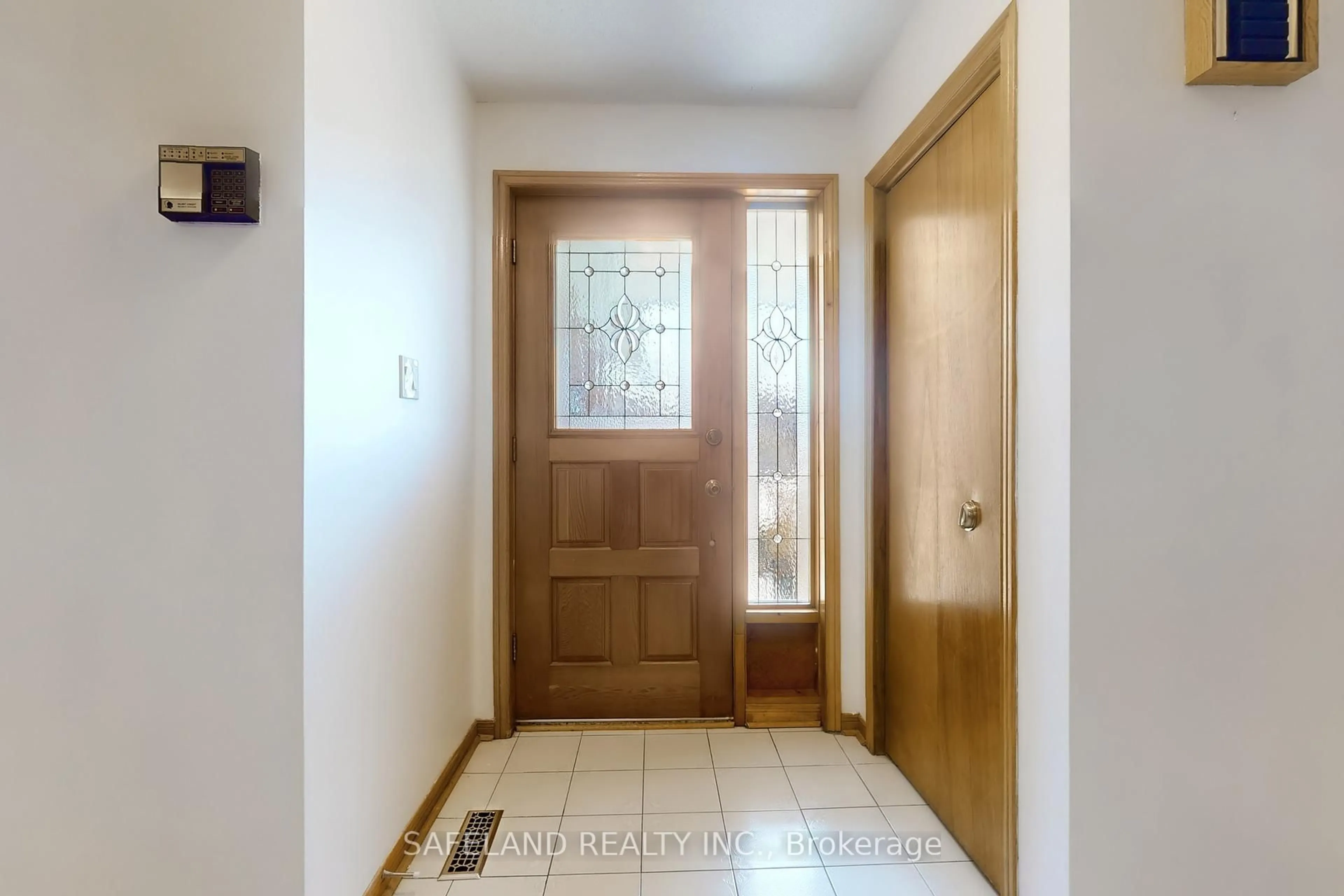 Indoor entryway for 4 Intrepid Dr, Whitby Ontario L1N 8R7