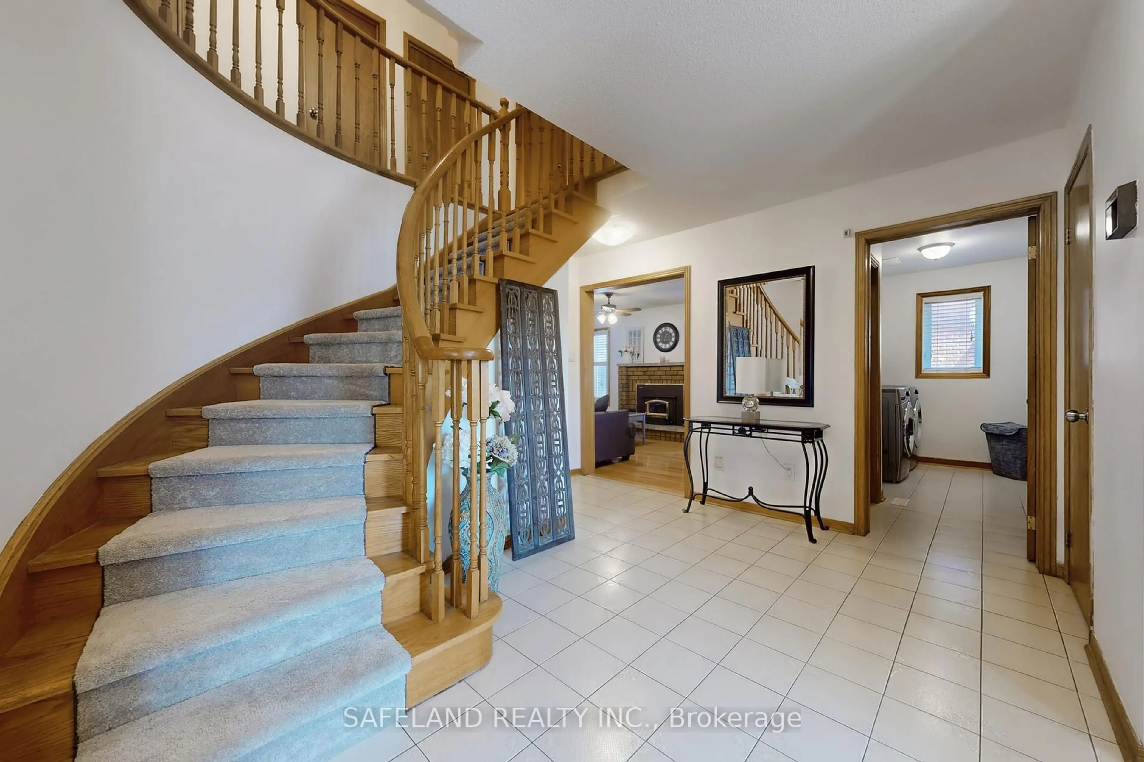 Indoor foyer for 4 Intrepid Dr, Whitby Ontario L1N 8R7