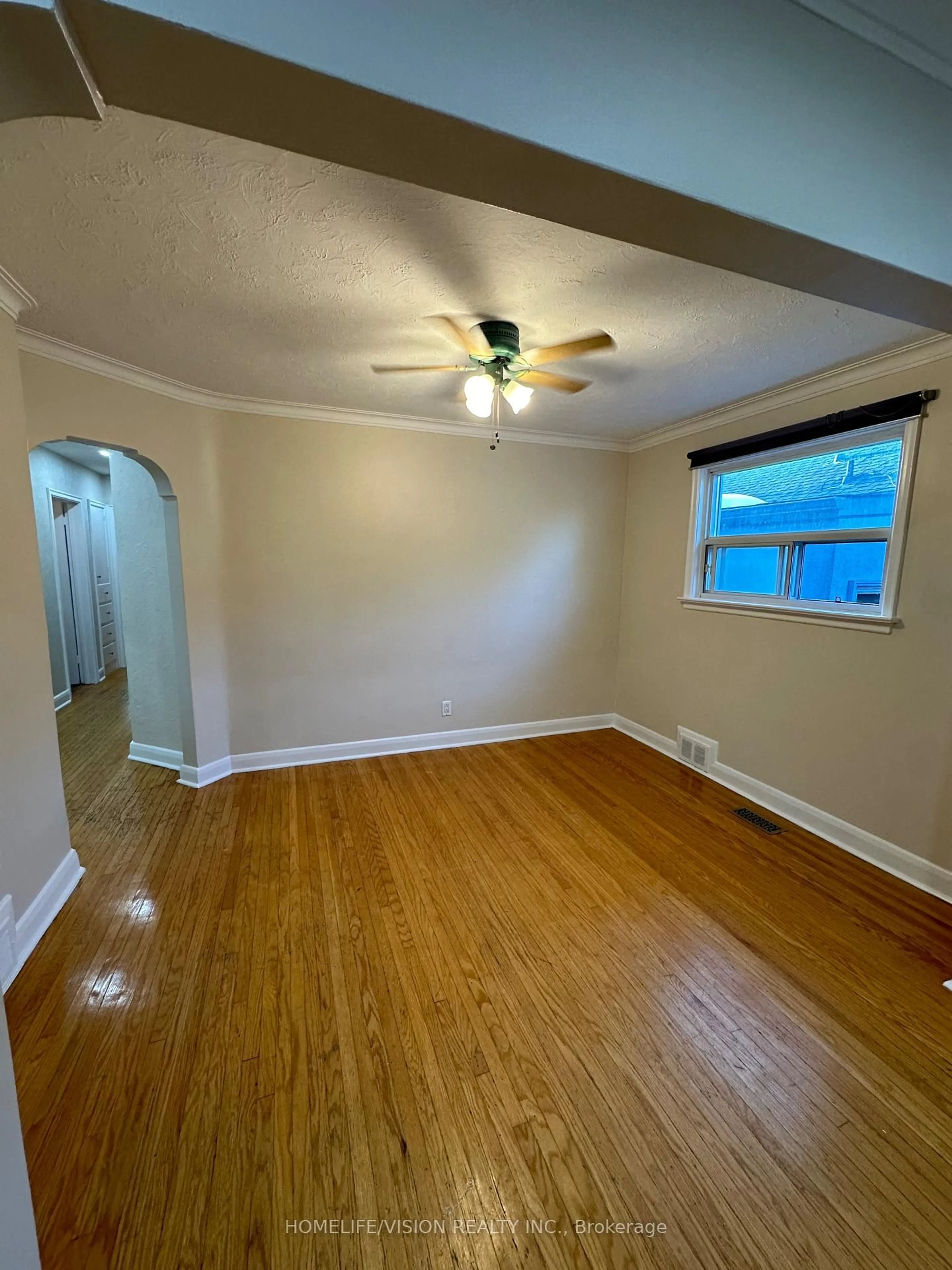 A pic of a room for 34 Inniswood Dr, Toronto Ontario M1R 1E5