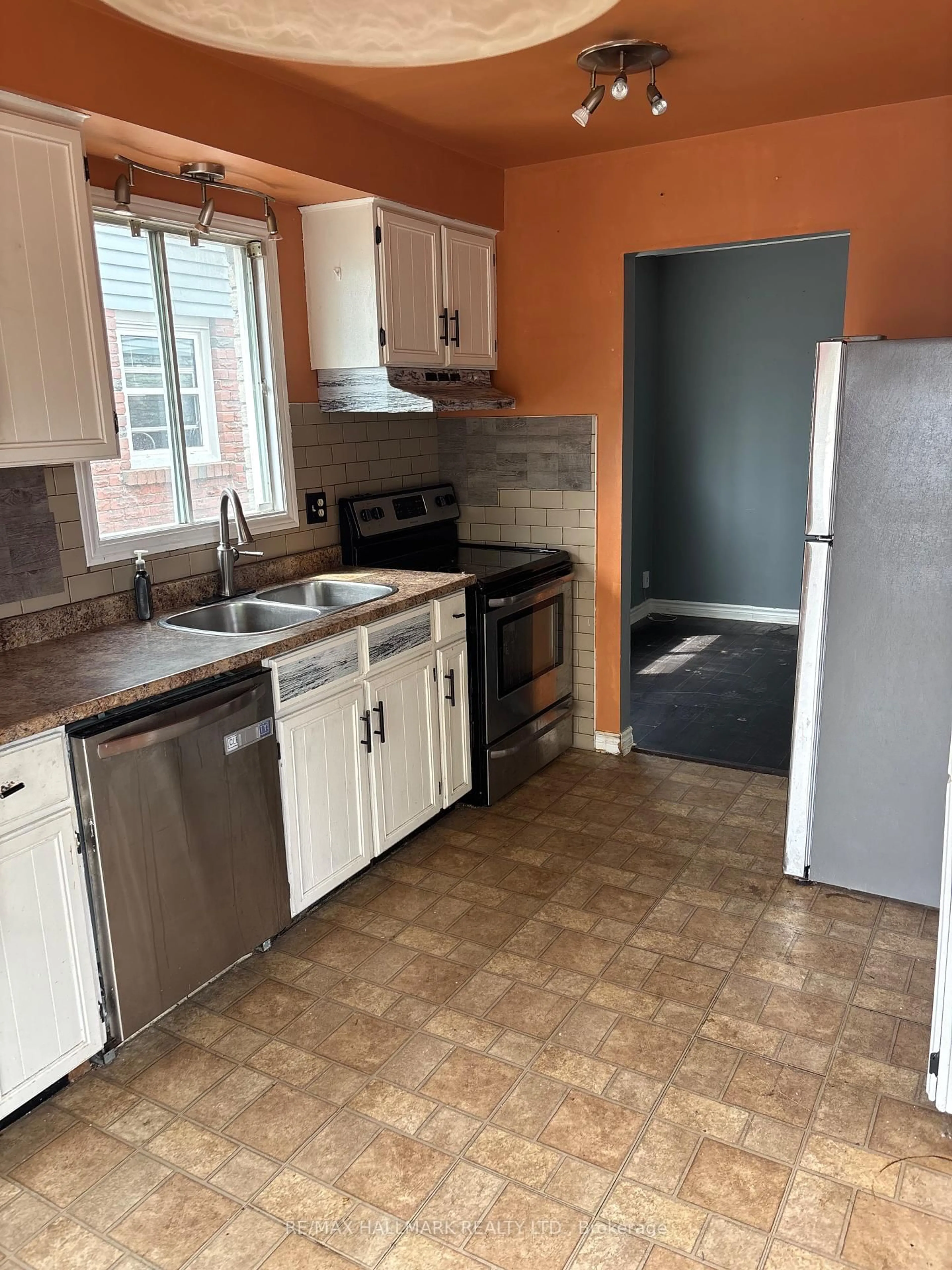 Standard kitchen, ceramic/tile floor for 200 Adele Cres, Oshawa Ontario L1J 7W5