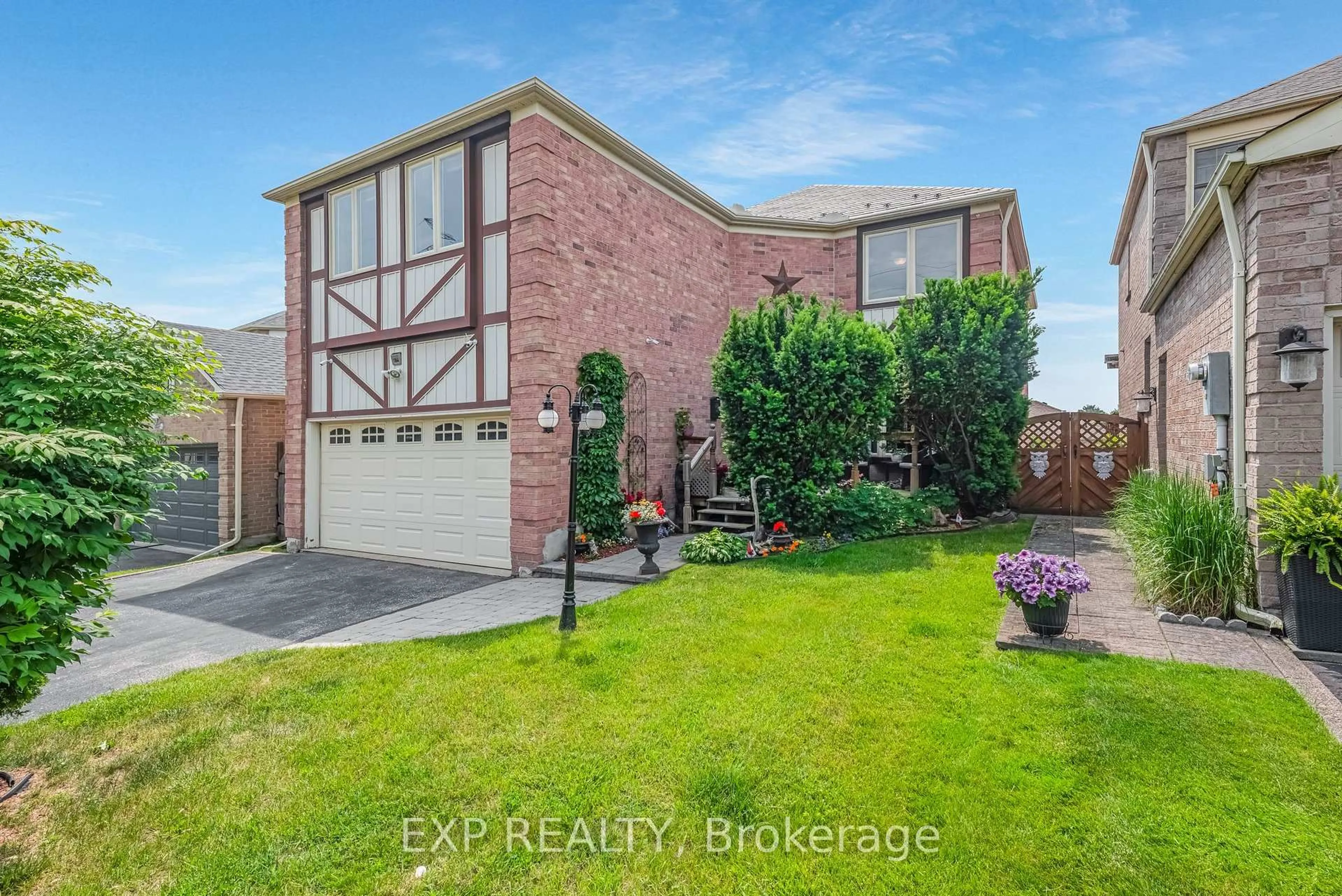 A pic from outside/outdoor area/front of a property/back of a property/a pic from drone, street for 1064 Maury Cres, Pickering Ontario L1X 1R2