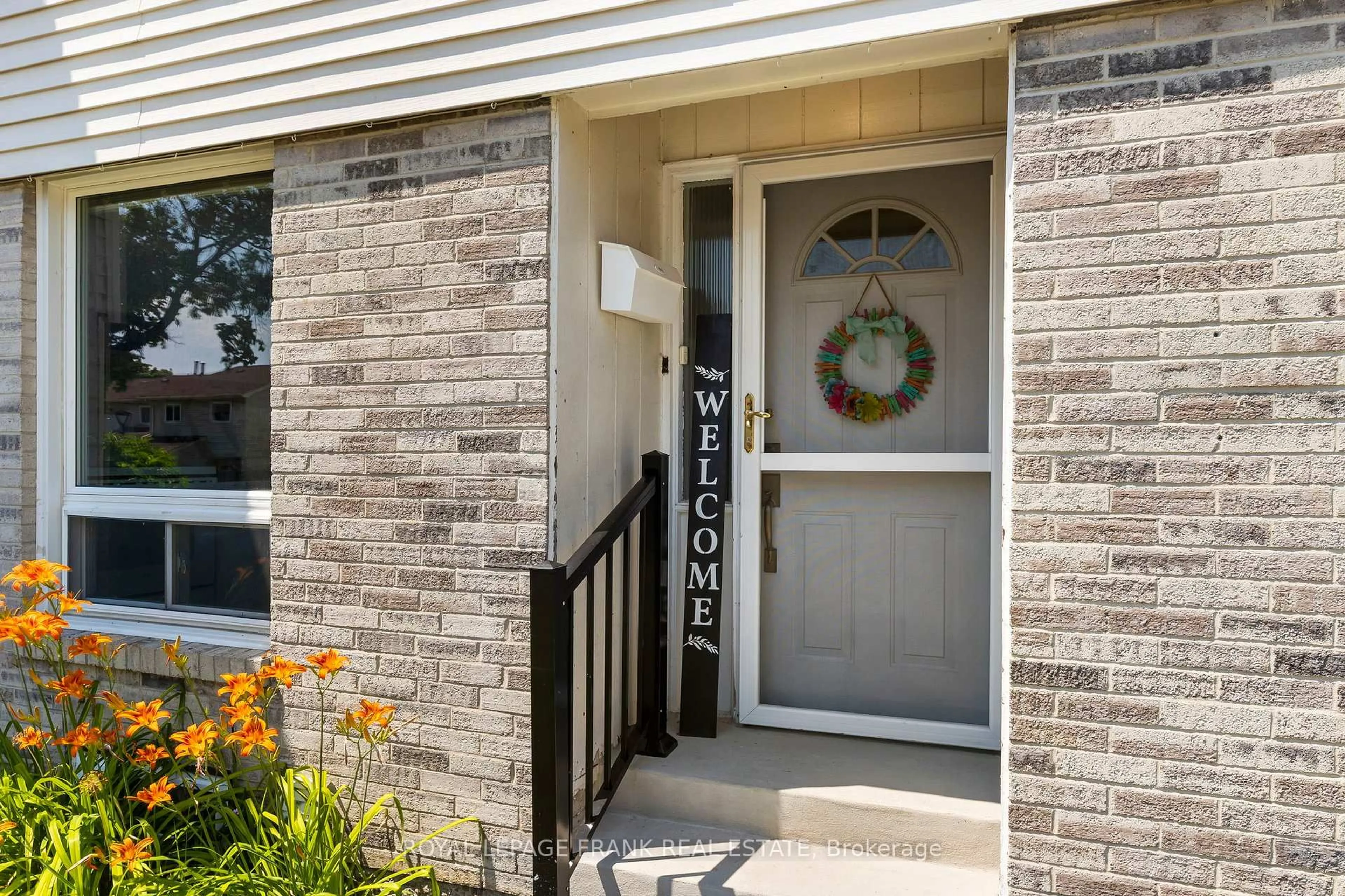 Indoor entryway for 611 Galahad Dr #32, Oshawa Ontario L1K 1M1