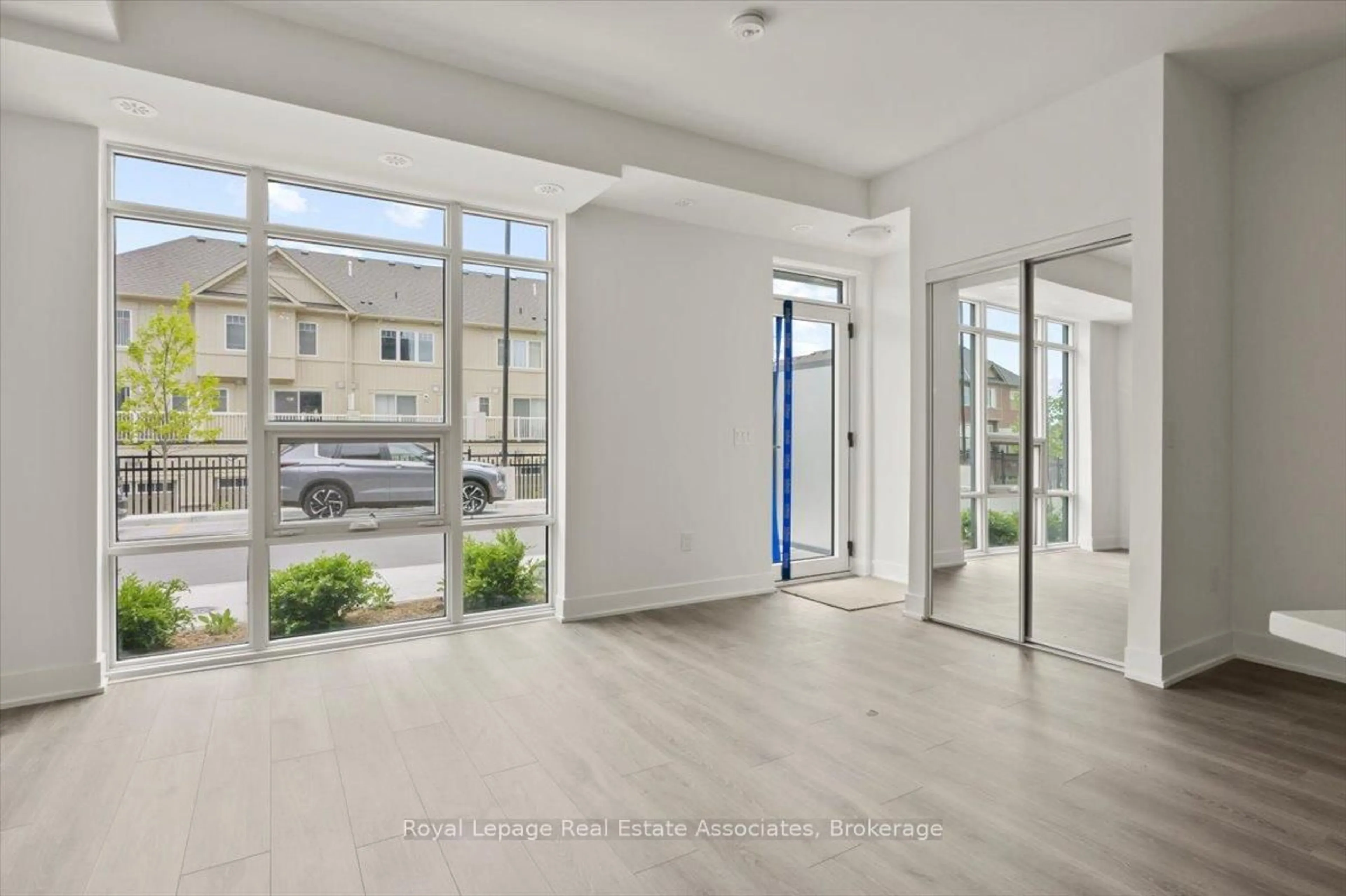Indoor entryway for 18 Alpine Symphony Path, Oshawa Ontario L1L 0R1