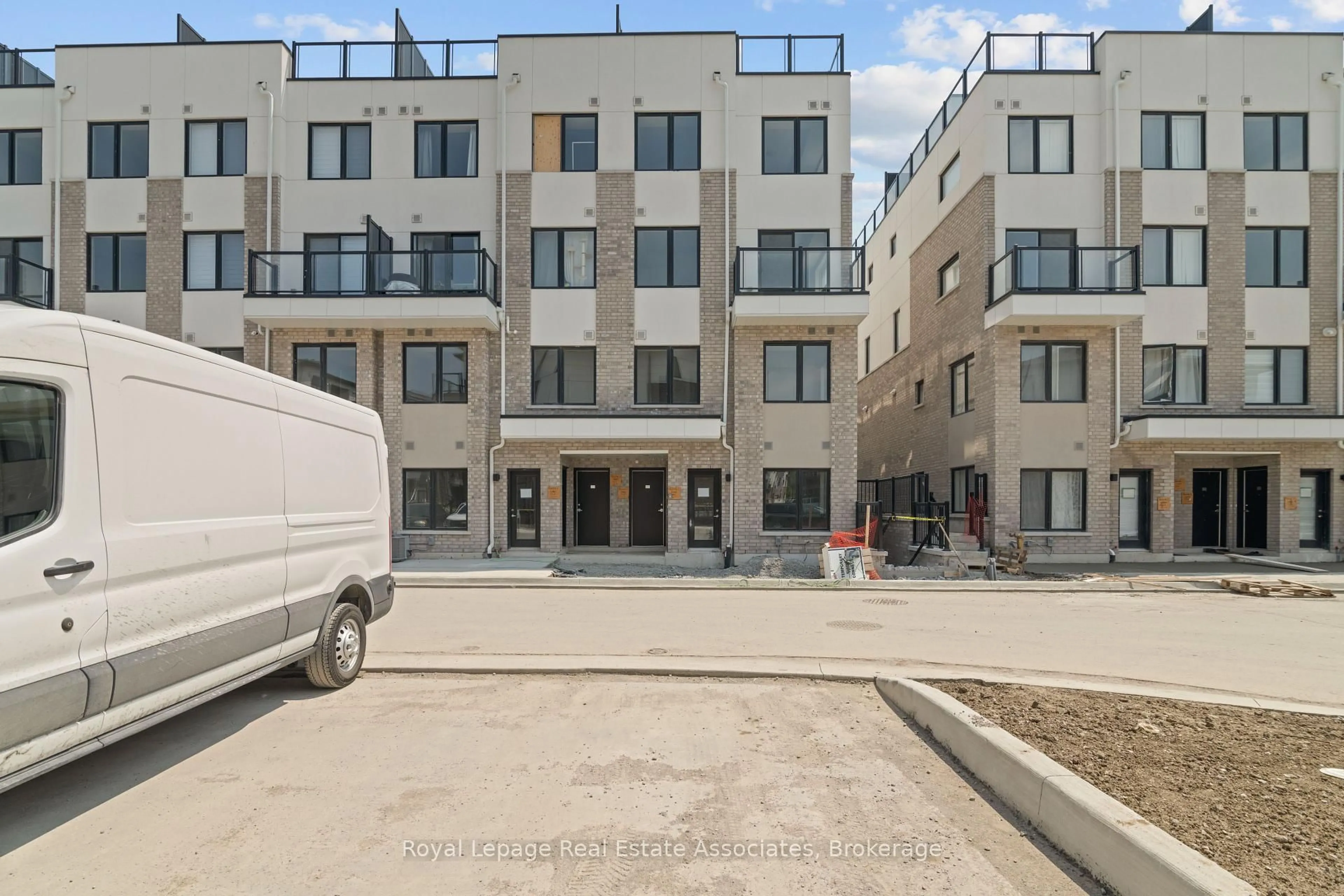Unknown for 1695 Dersan St #120, Pickering Ontario L1V 2P8