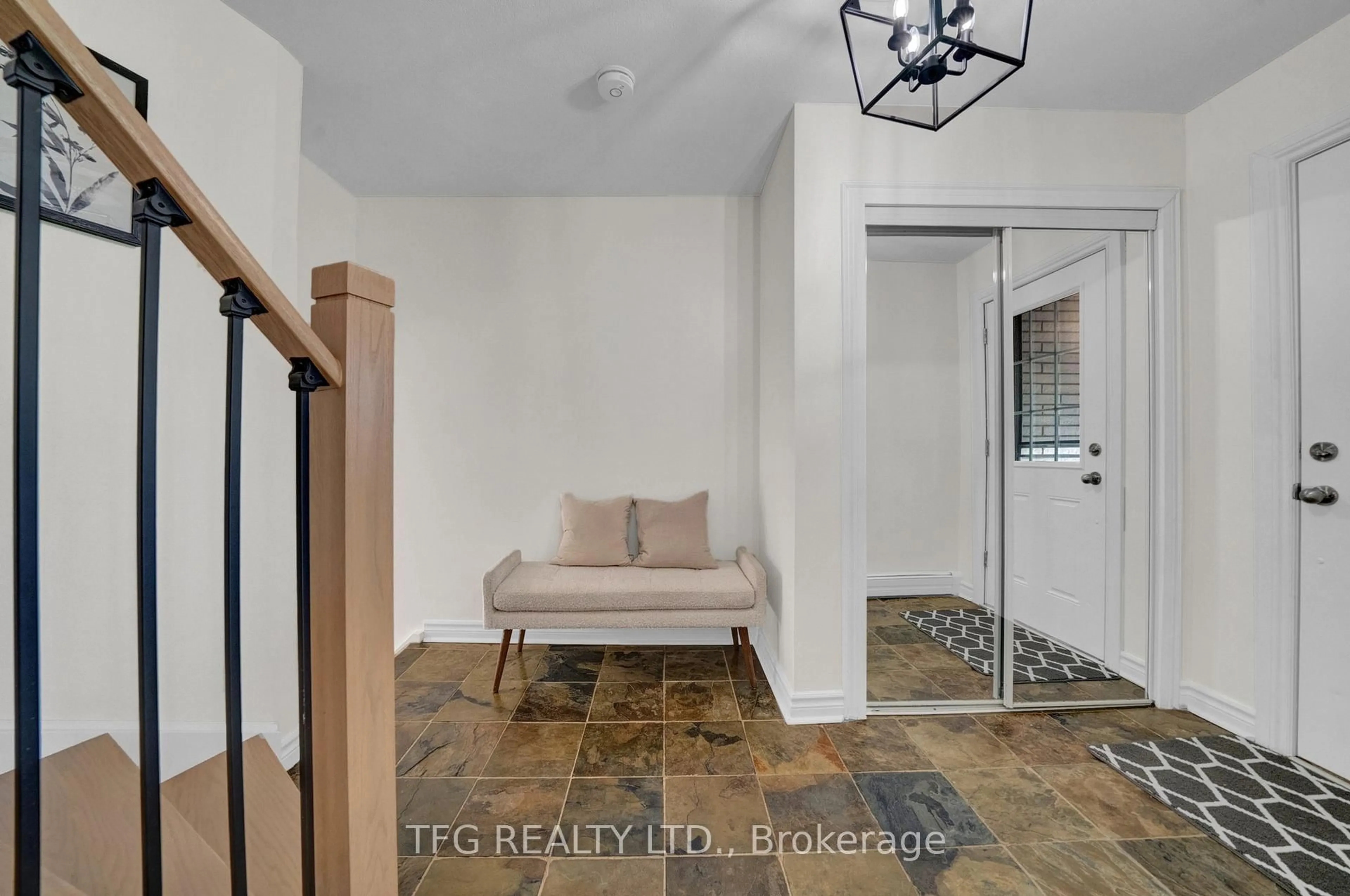 Indoor entryway for 617 Balmoral Dr, Oshawa Ontario L1J 3A6