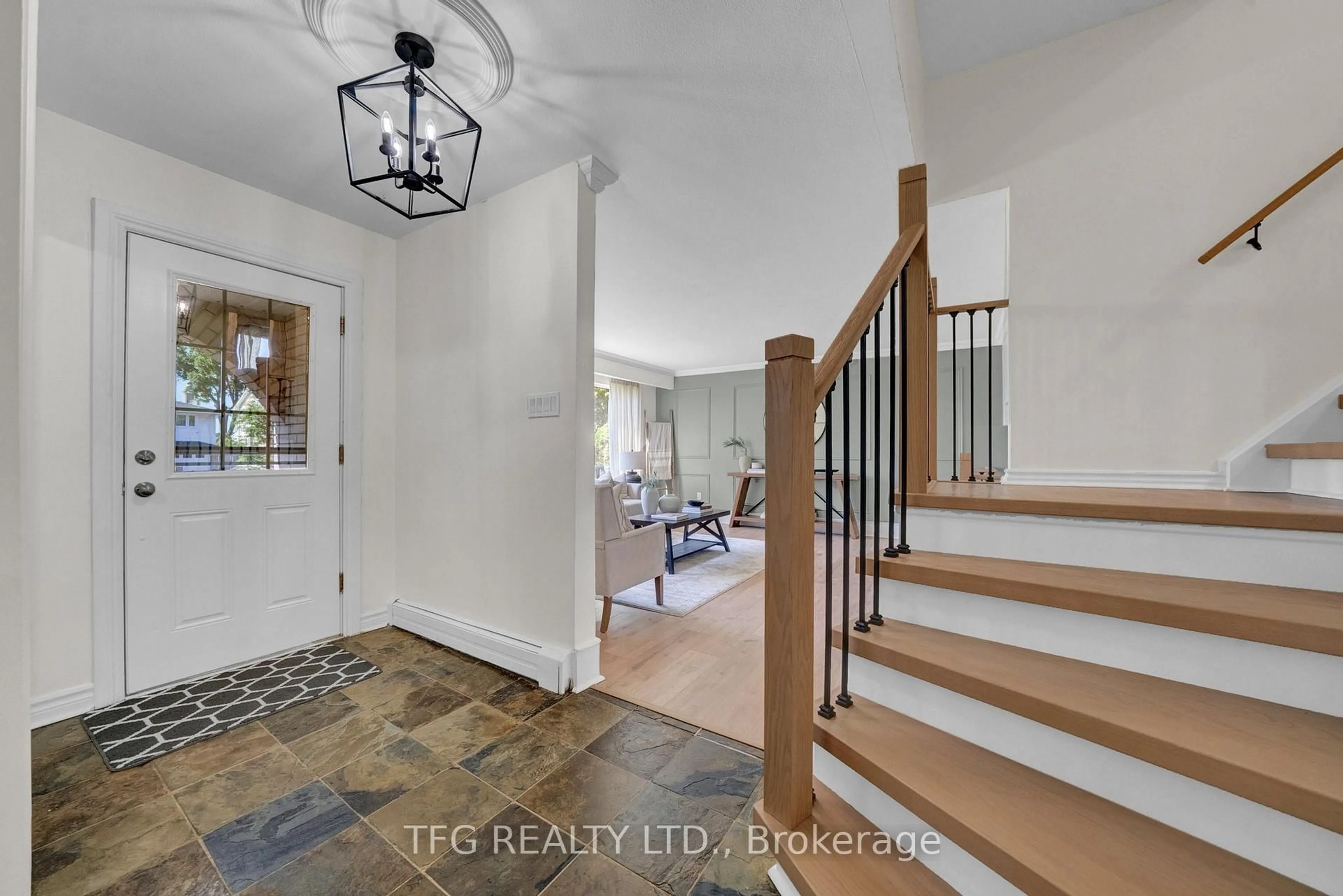 Indoor entryway for 617 Balmoral Dr, Oshawa Ontario L1J 3A6