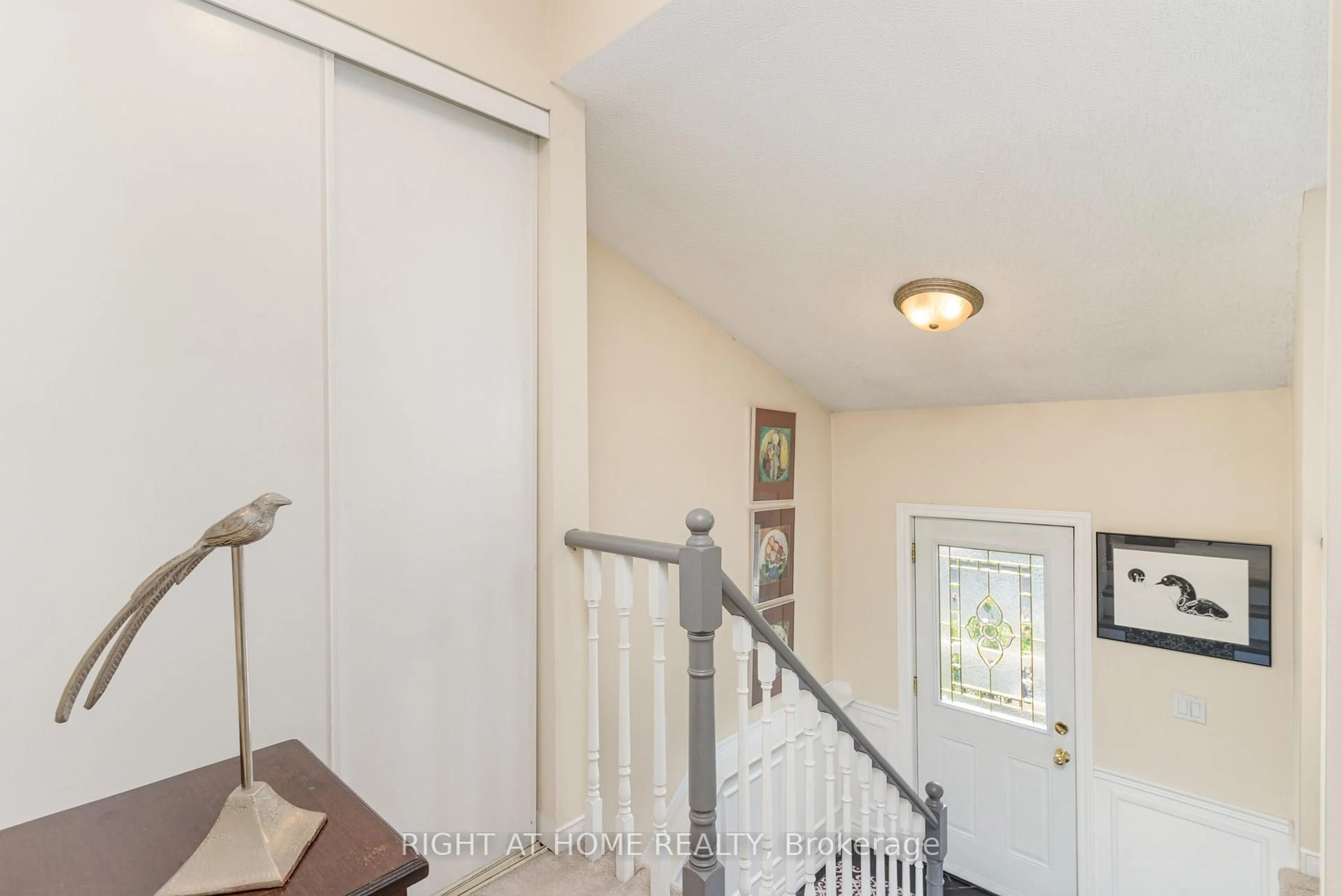 Indoor entryway for 809 Bennett Cres, Oshawa Ontario L1K 1V4