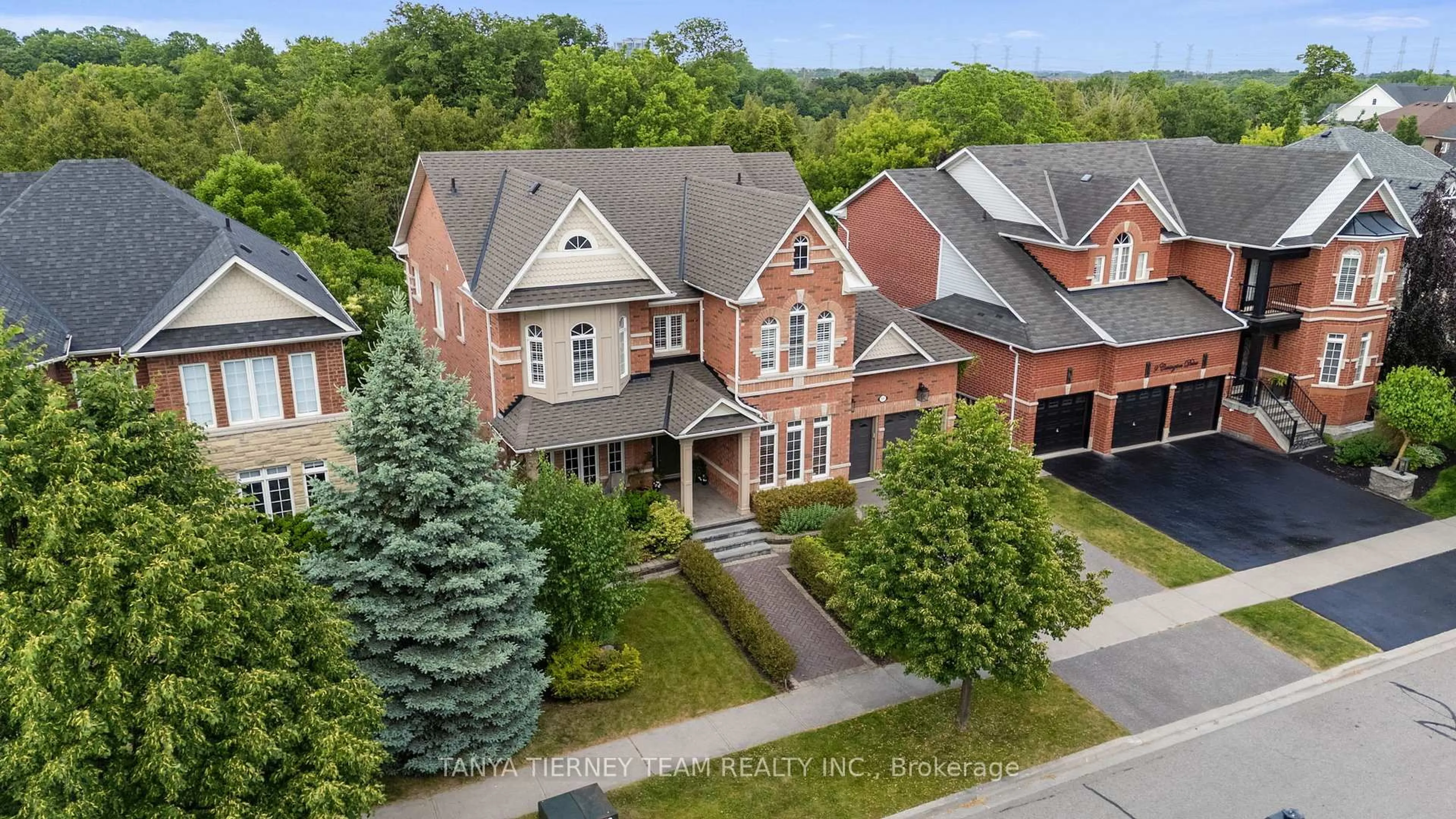 A pic from outside/outdoor area/front of a property/back of a property/a pic from drone, street for 11 Covington Dr, Whitby Ontario L1M 2K6