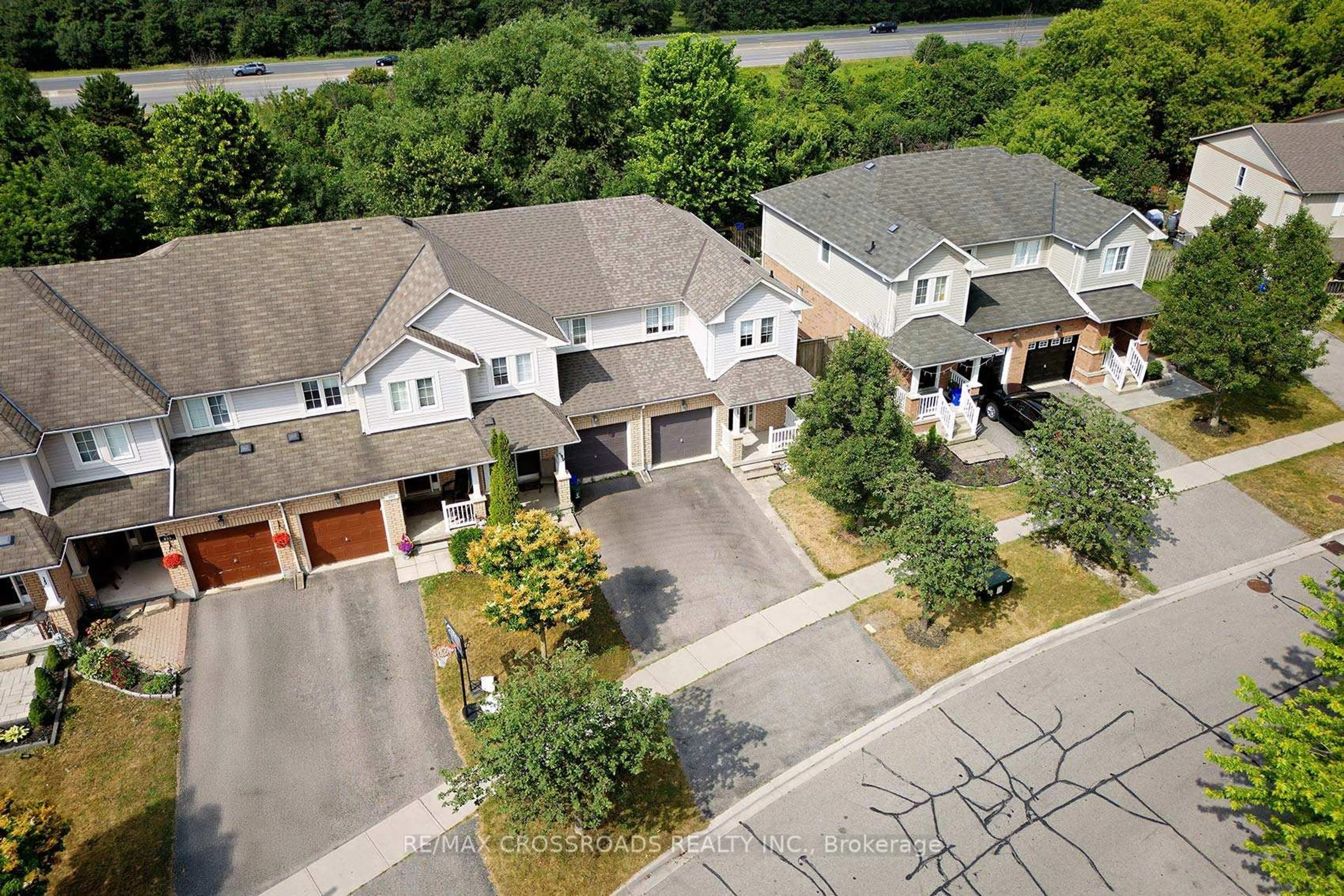 A pic from outside/outdoor area/front of a property/back of a property/a pic from drone, street for 988 Southport Dr, Oshawa Ontario L1H 8A3