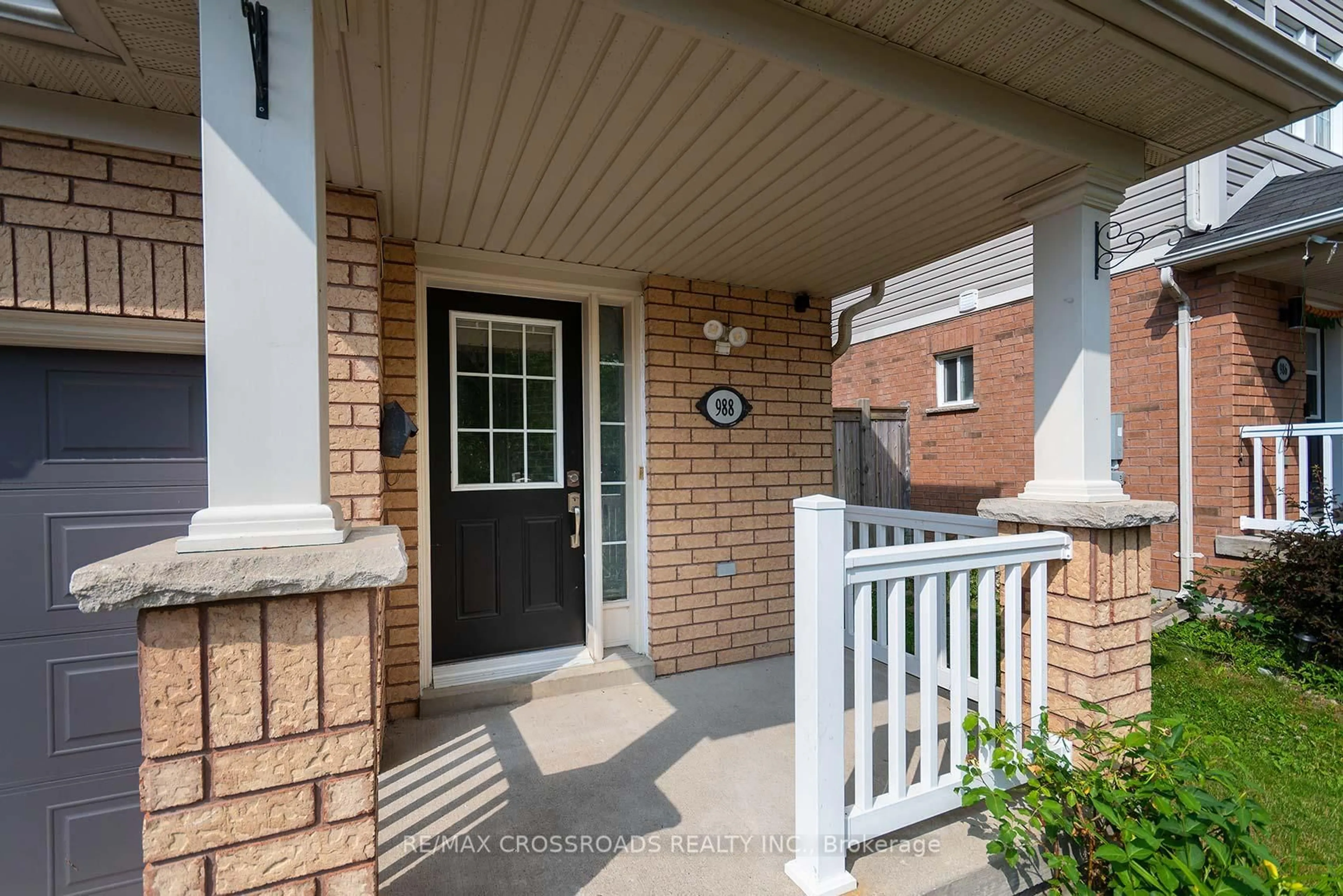Indoor entryway for 988 Southport Dr, Oshawa Ontario L1H 8A3