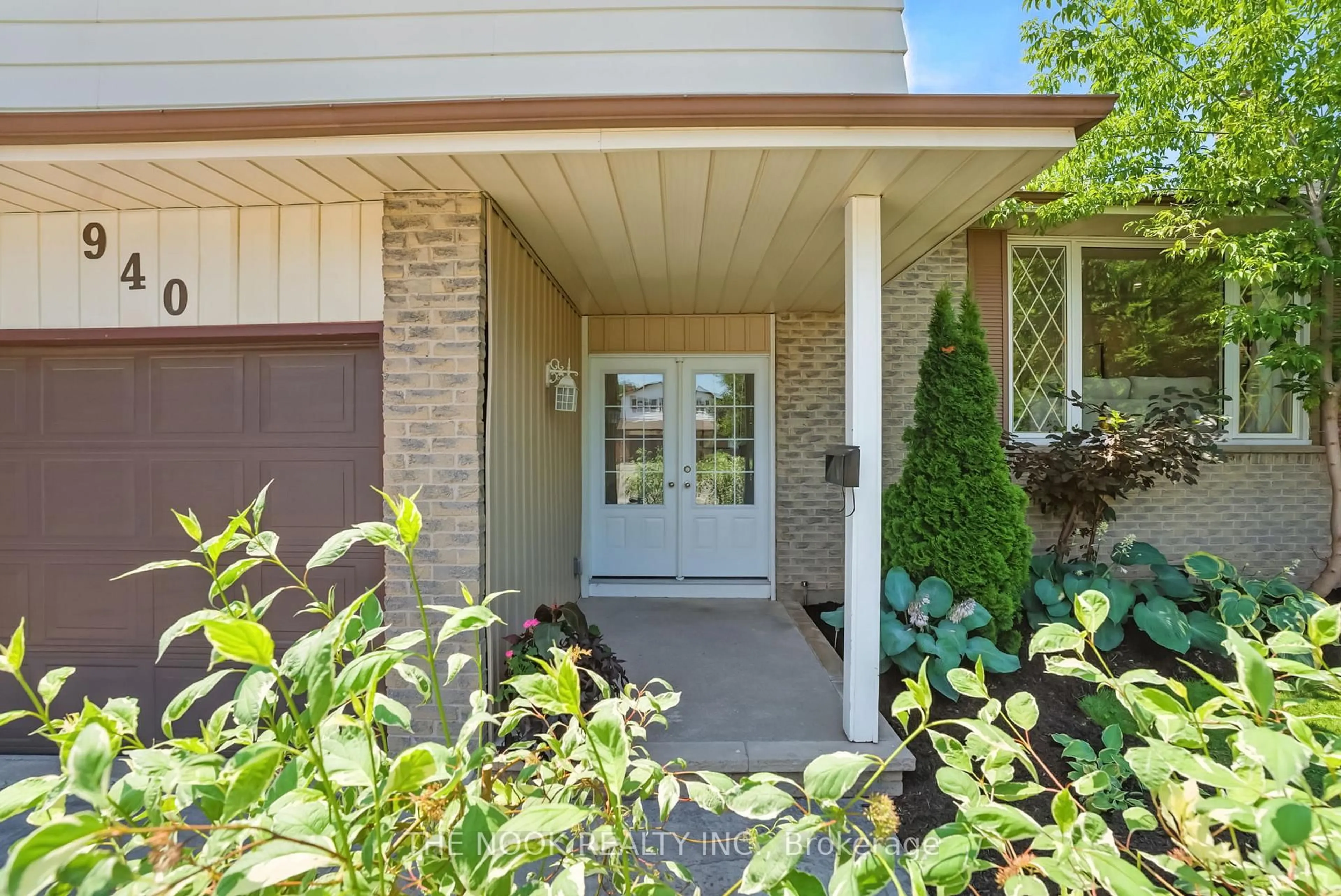 Indoor entryway for 940 Central Park Blvd, Oshawa Ontario L1G 6P2