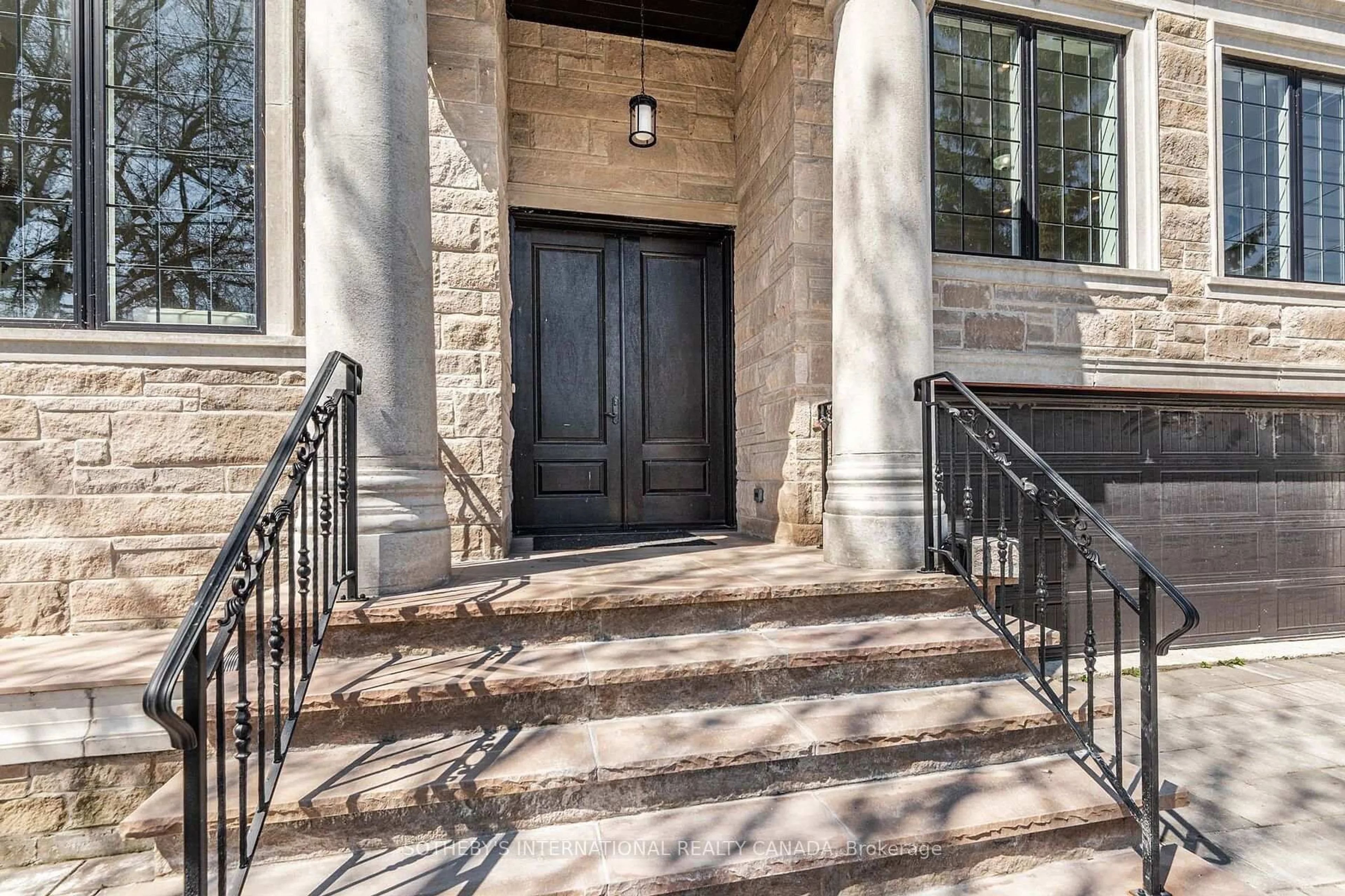 Unknown for 802 Fairview Ave, Pickering Ontario L1W 1M8