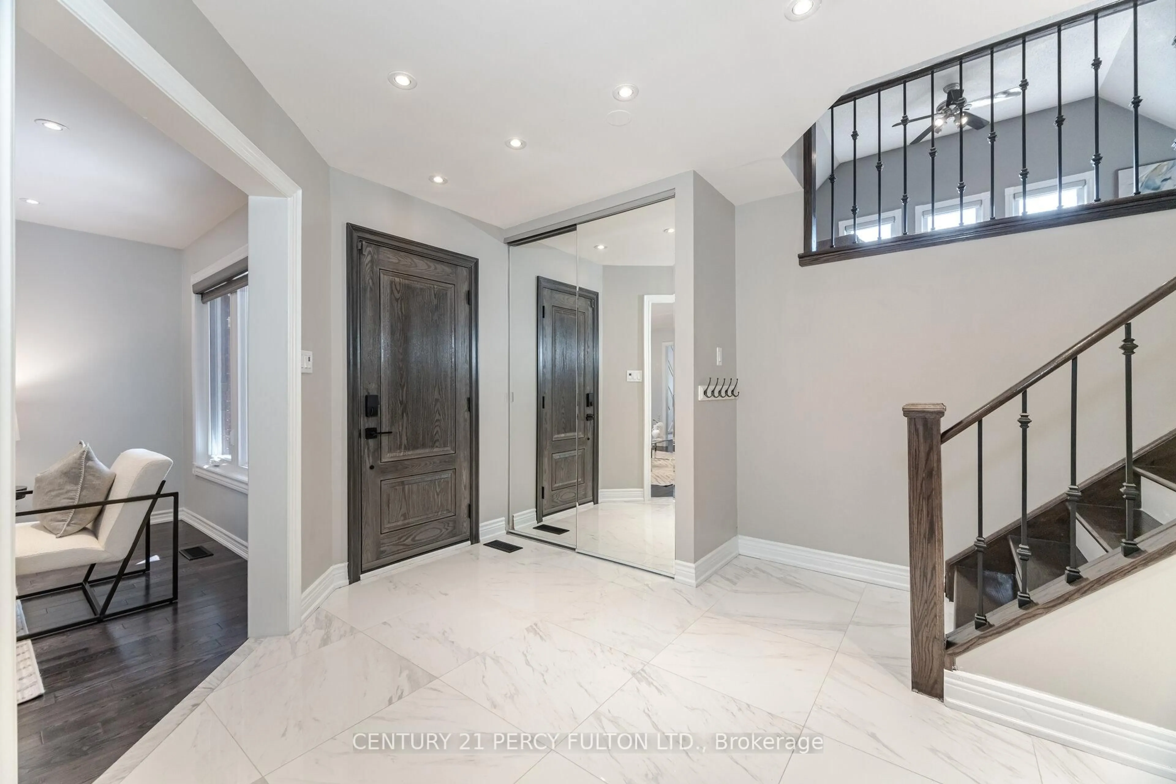 Indoor entryway for 61 Fencerow Dr, Whitby Ontario L1R 1Y3