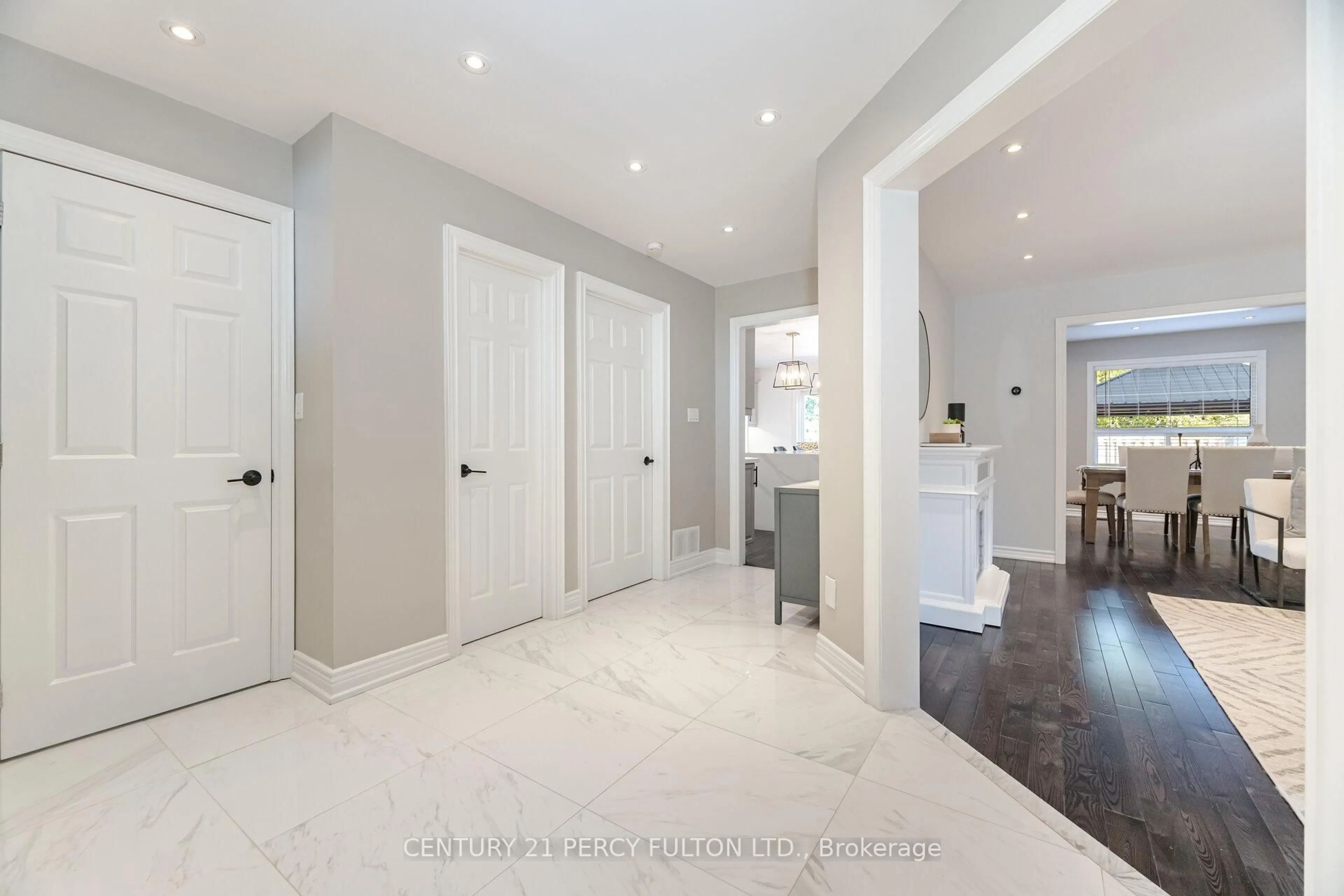 Indoor entryway for 61 Fencerow Dr, Whitby Ontario L1R 1Y3