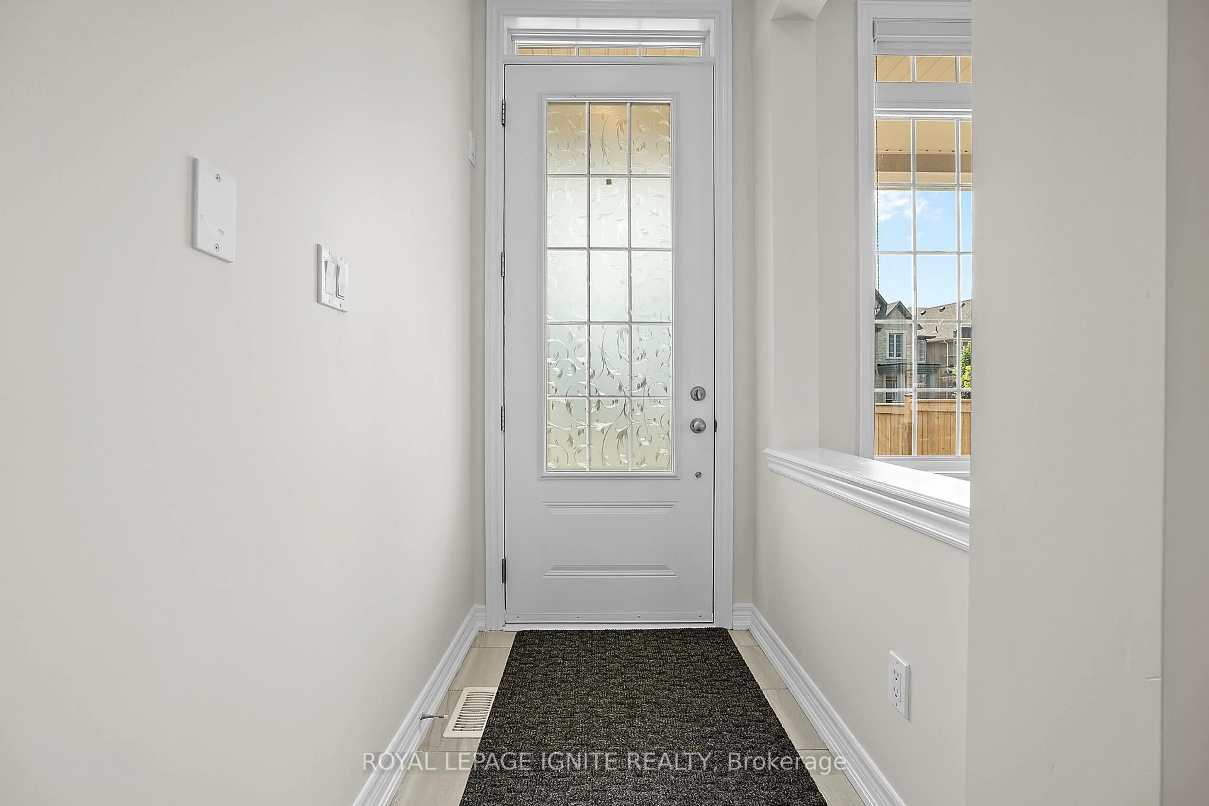 Indoor entryway for 2592 Craftsman Dr, Oshawa Ontario L1L 0R4