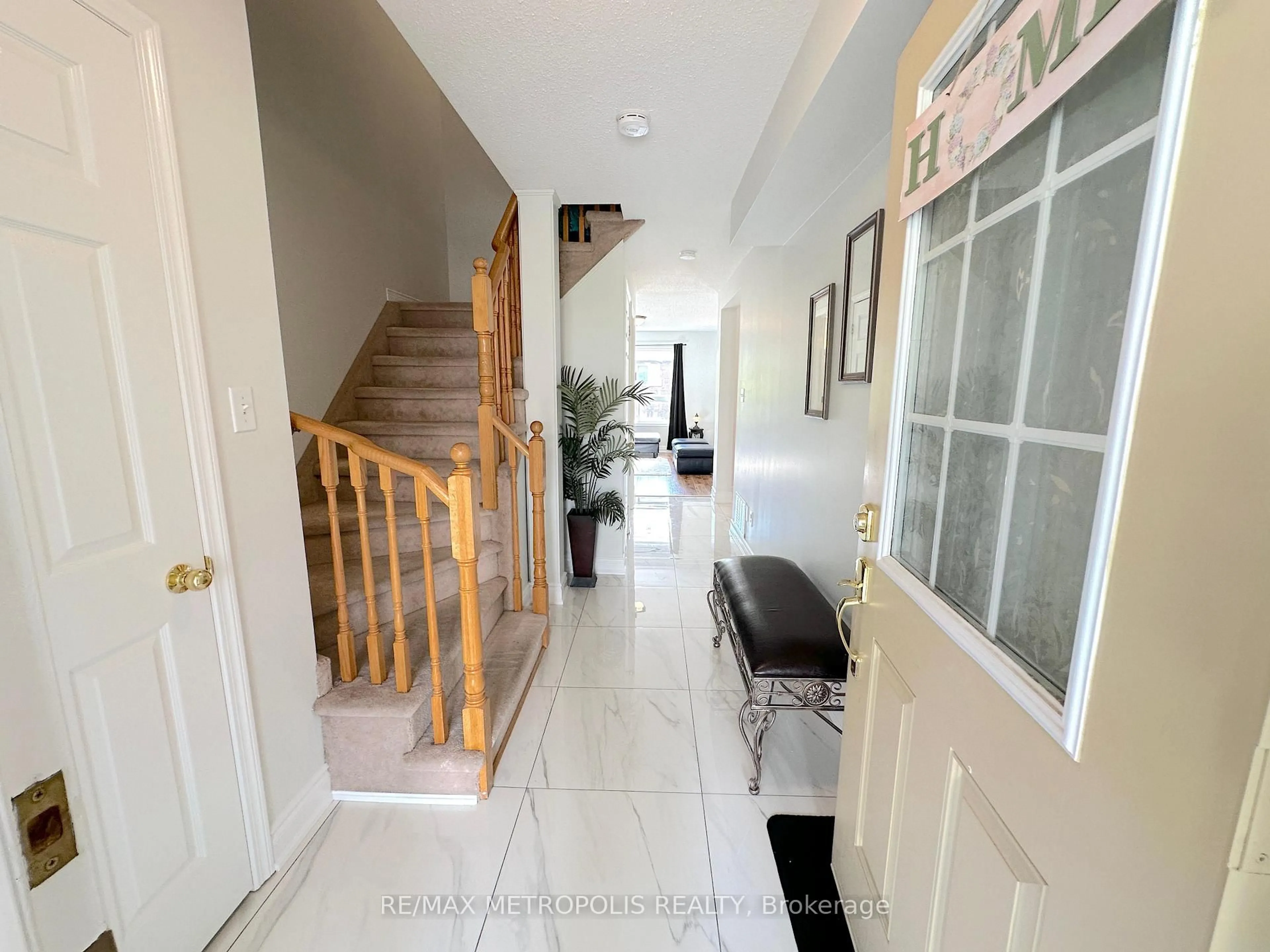 Indoor foyer for 1087 Ormond Dr #48, Oshawa Ontario L1K 0E8