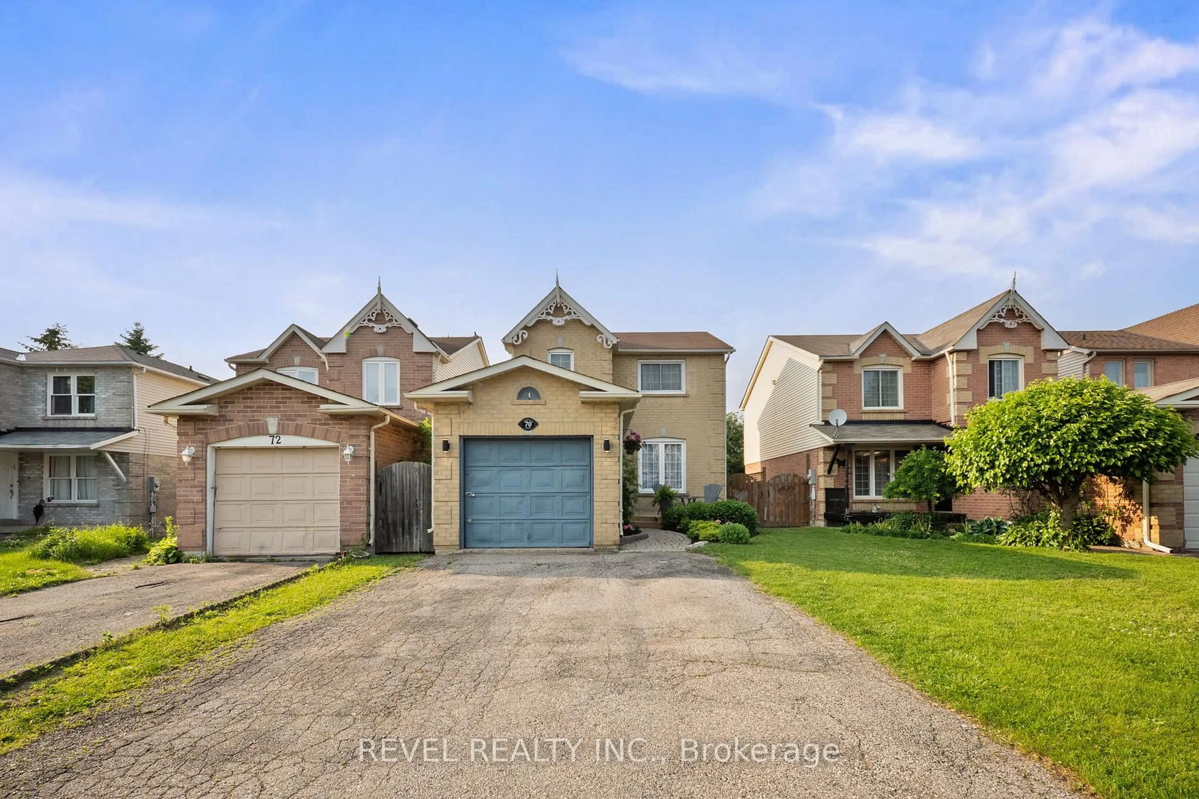 A pic from outside/outdoor area/front of a property/back of a property/a pic from drone, street for 70 Yorkville Dr, Clarington Ontario L1E 2A6