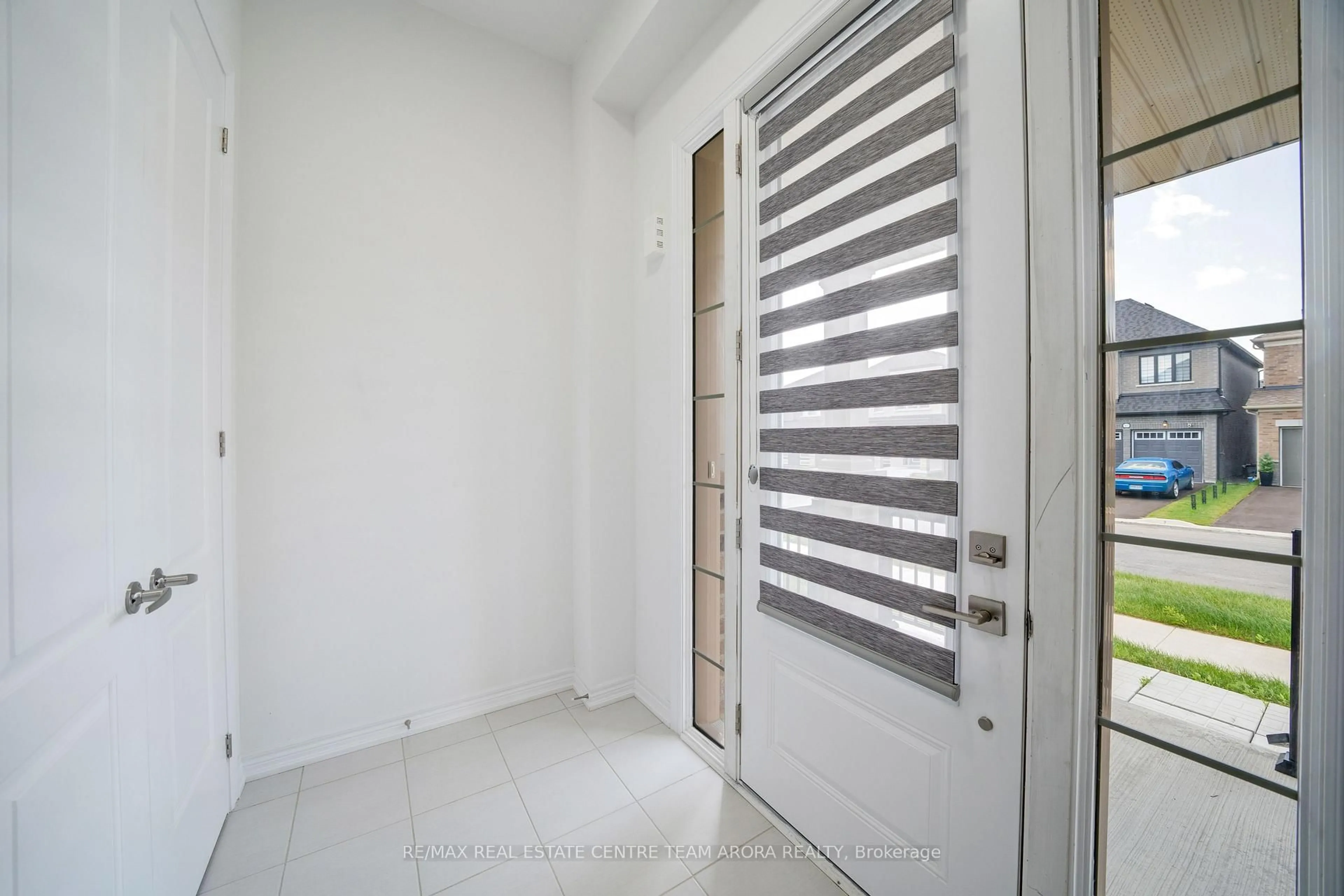 Indoor entryway for 2073 Chris Mason St, Oshawa Ontario L1L 0S5