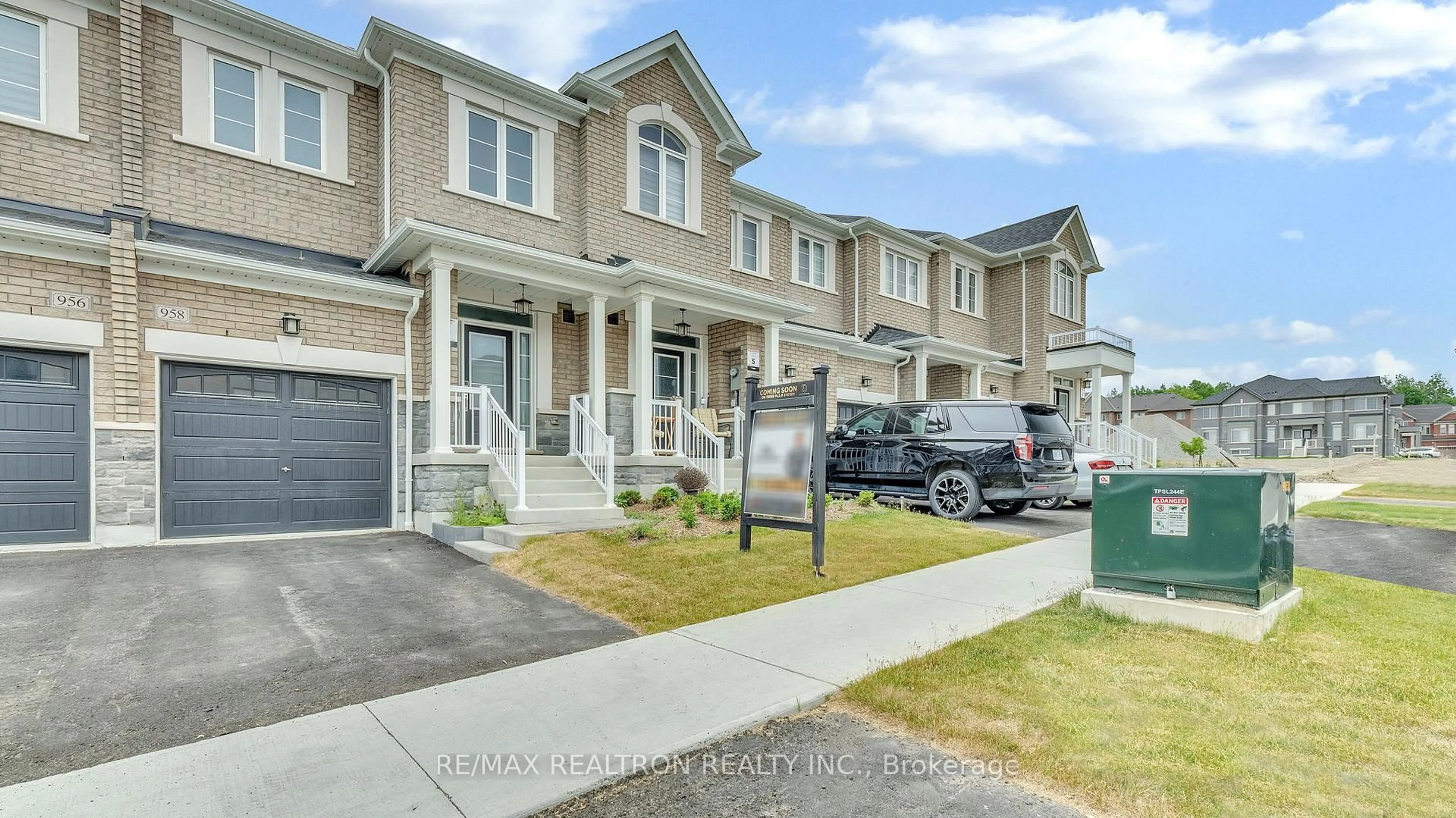 A pic from outside/outdoor area/front of a property/back of a property/a pic from drone, street for 958 Grosbeak Tr, Pickering Ontario L1X 0P6