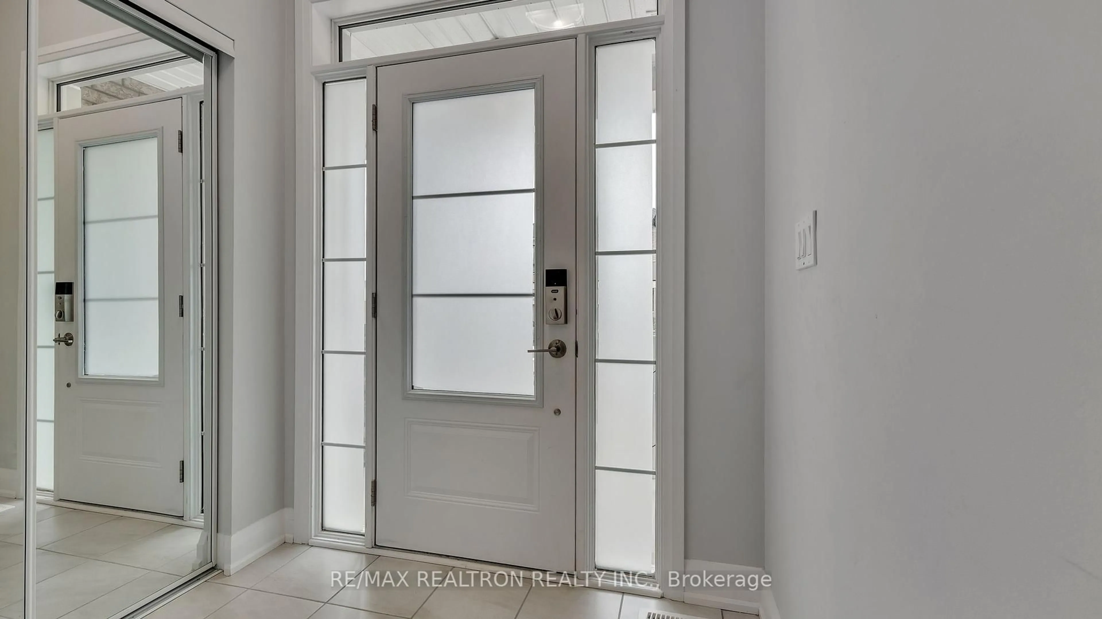 Indoor entryway for 958 Grosbeak Tr, Pickering Ontario L1X 0P6