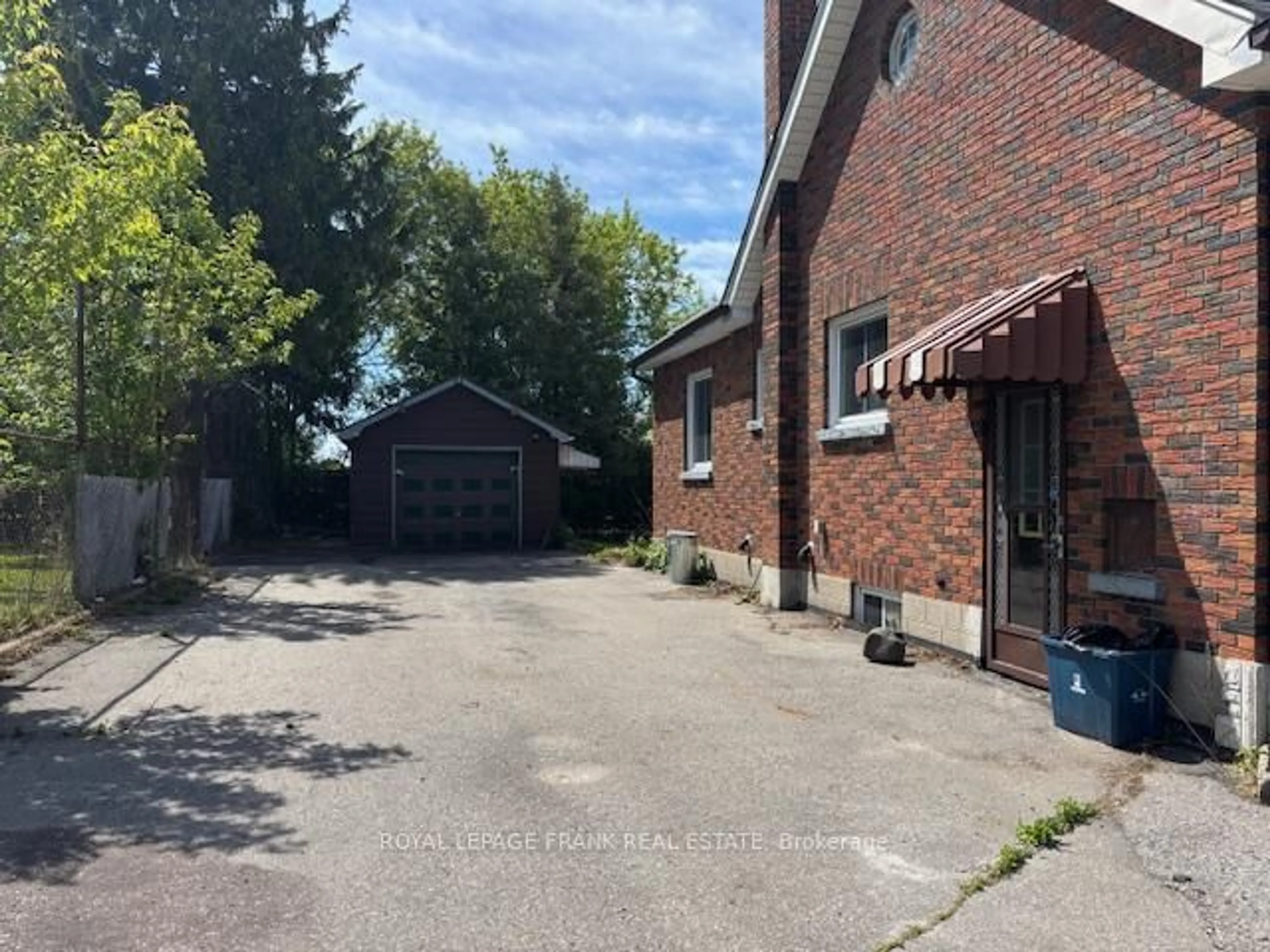 A pic from outside/outdoor area/front of a property/back of a property/a pic from drone, street for 213 Banting Ave, Oshawa Ontario L1H 2M8