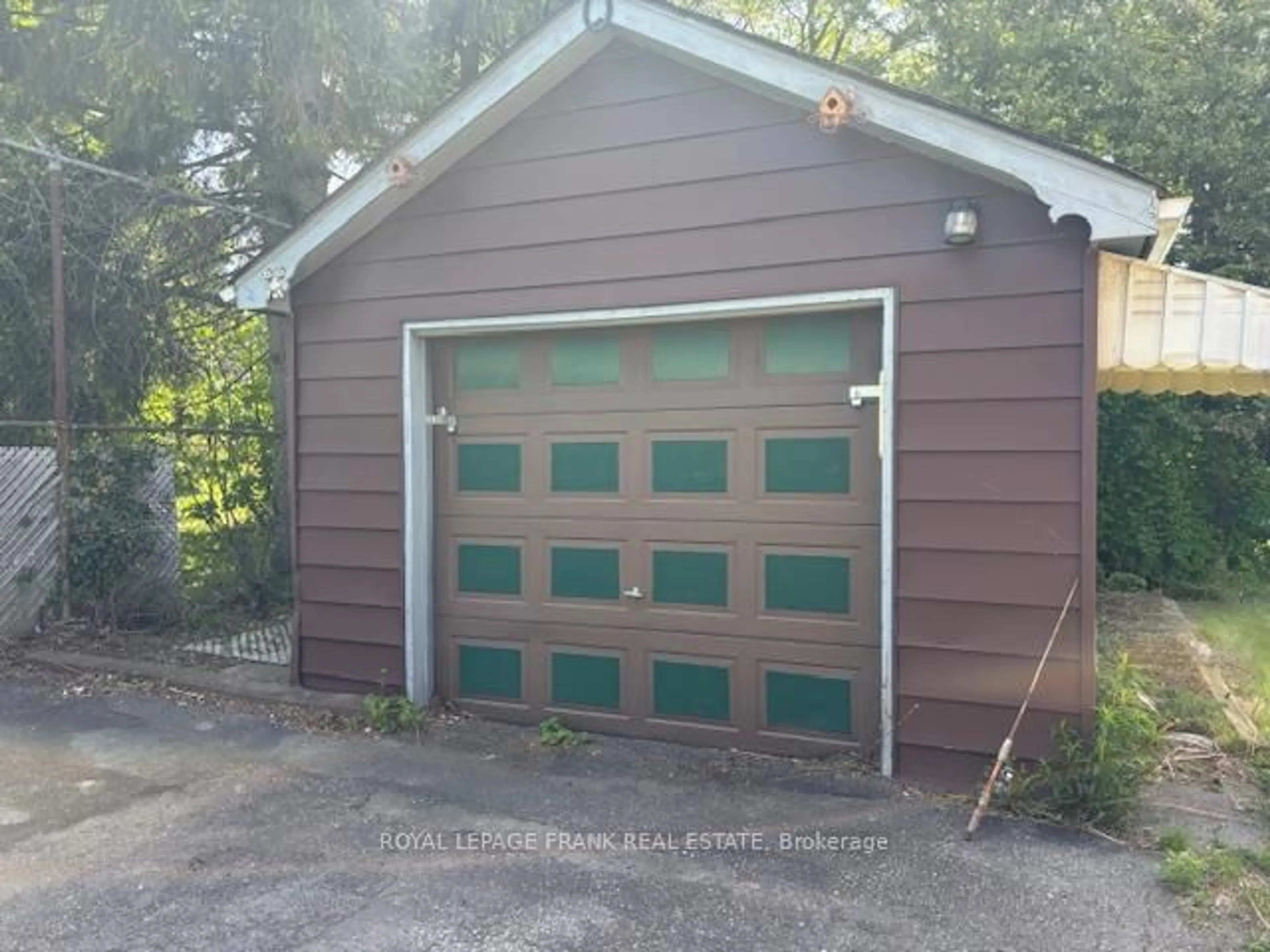 Indoor garage for 213 Banting Ave, Oshawa Ontario L1H 2M8
