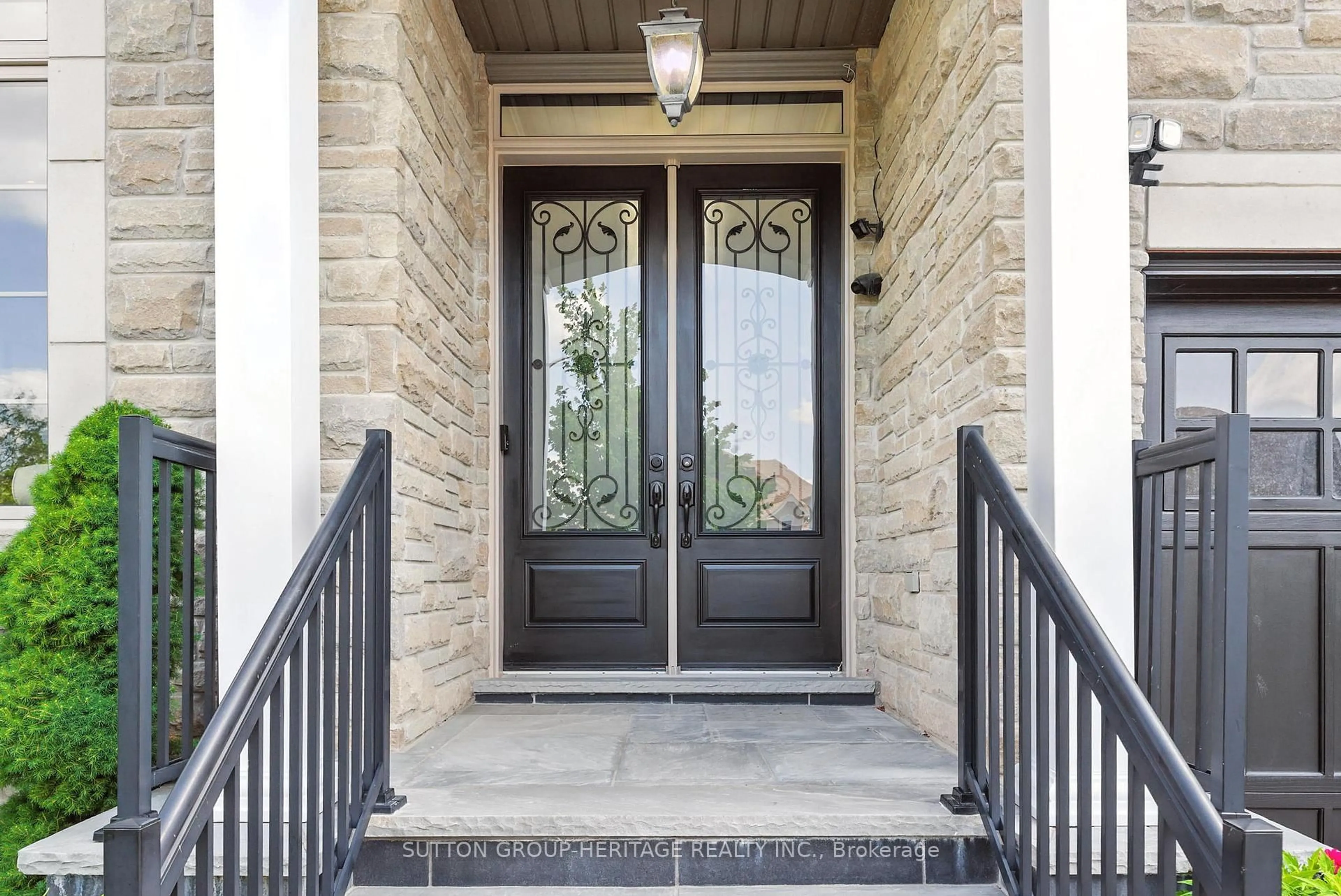 Indoor entryway for 21 Greenlands Crt, Whitby Ontario L1R 0M6