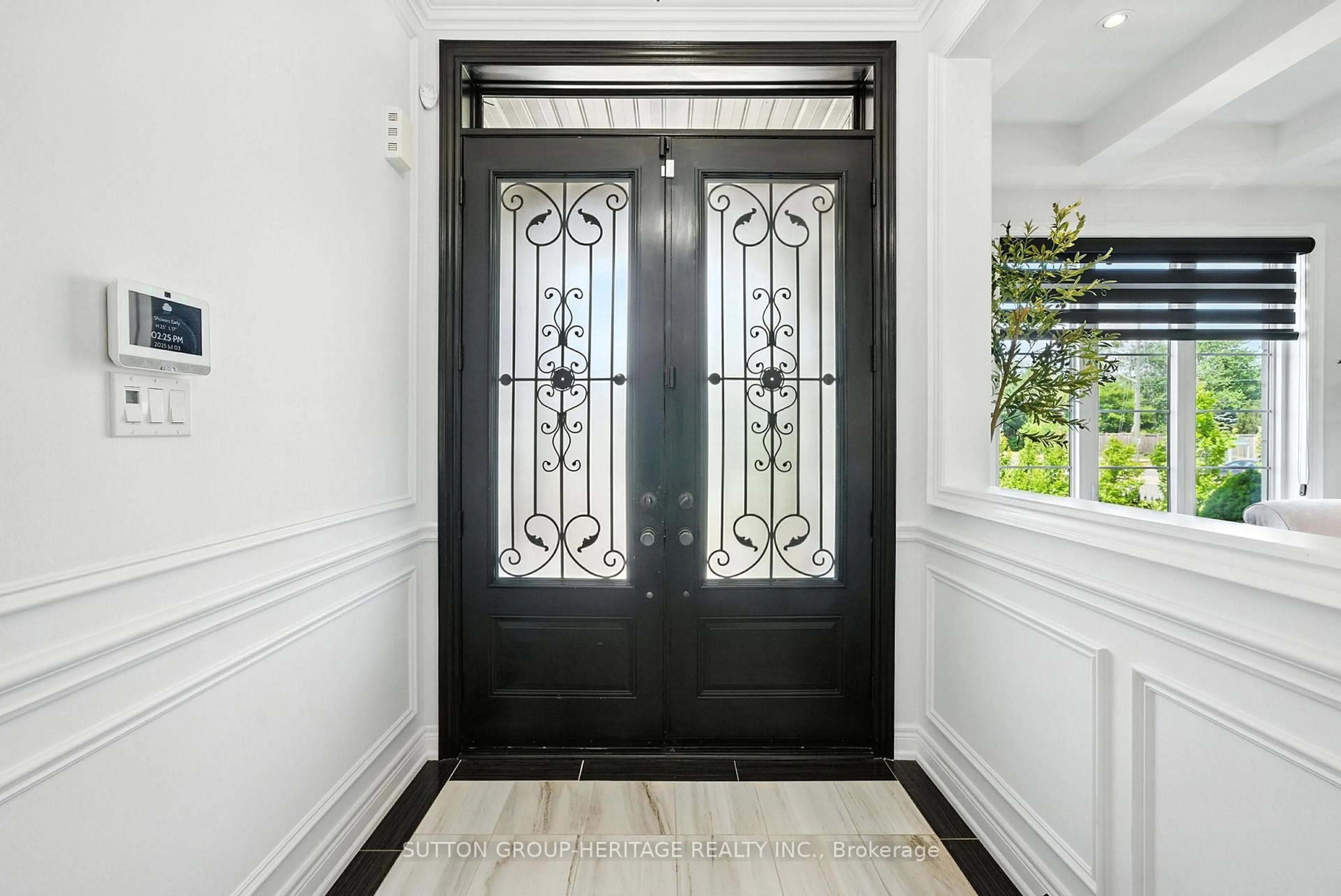 Indoor entryway for 21 Greenlands Crt, Whitby Ontario L1R 0M6