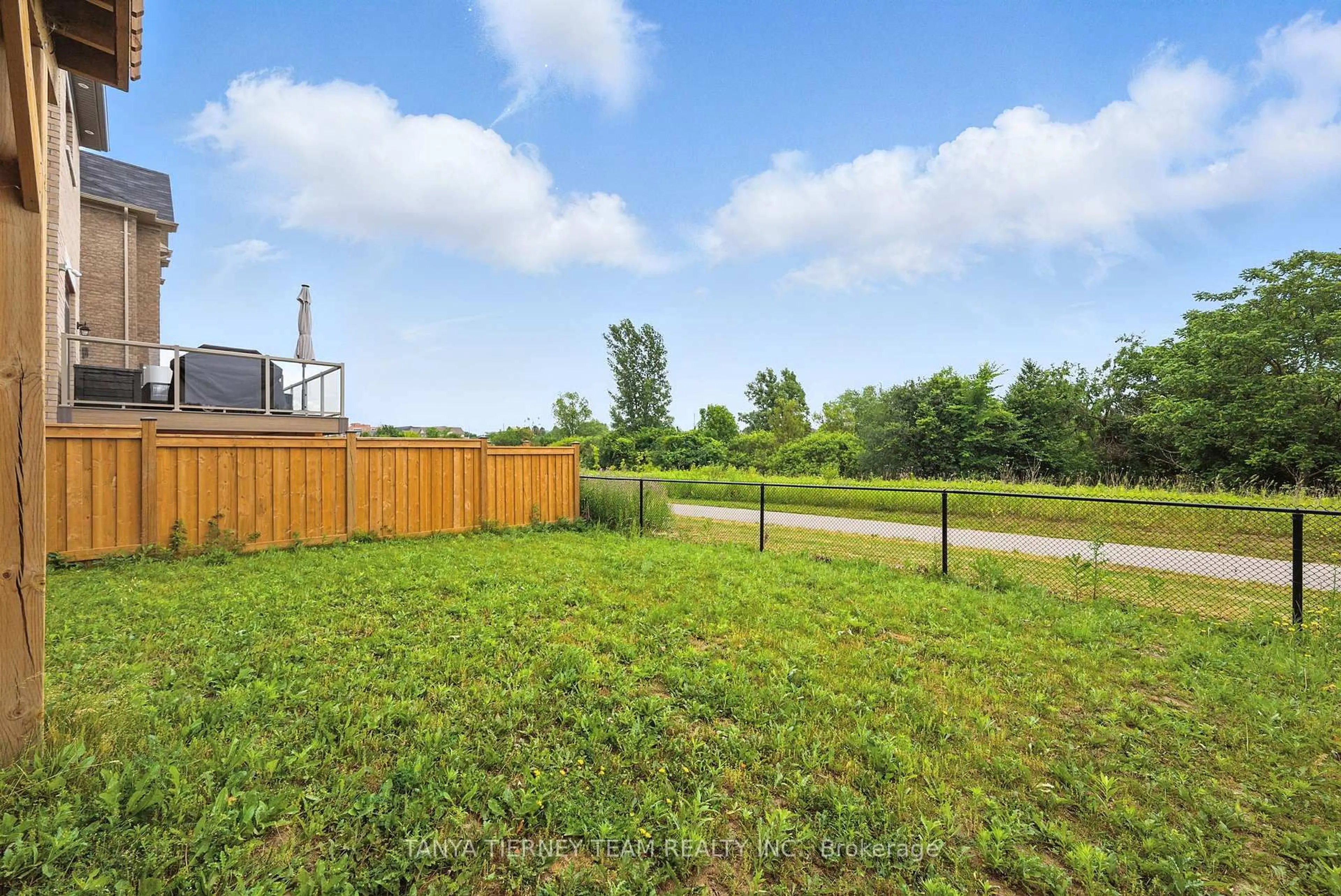 Patio, unknown for 95 Bremner St, Whitby Ontario L1R 0P9