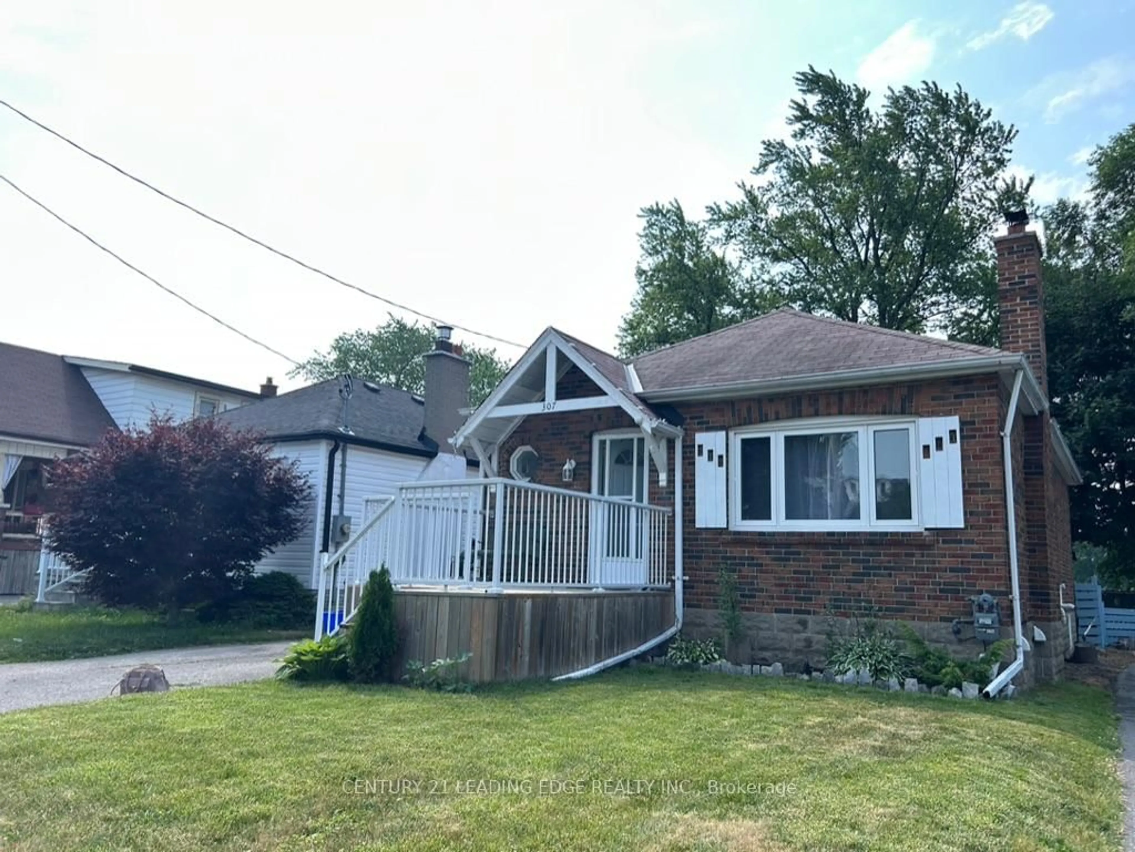 A pic from outside/outdoor area/front of a property/back of a property/a pic from drone, street for 307 Gliddon Ave, Oshawa Ontario L1H 1Z2