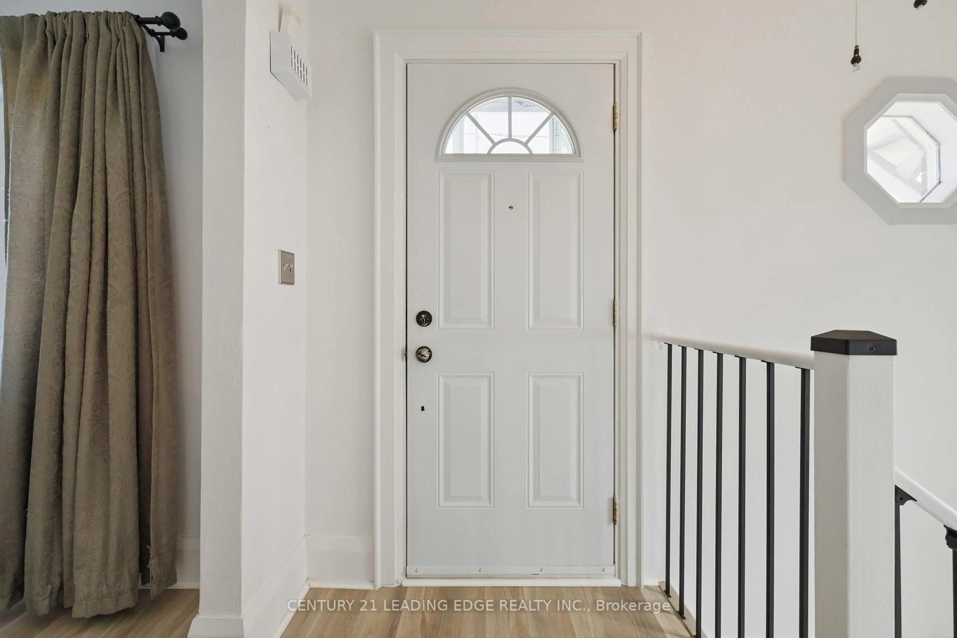 Indoor entryway for 307 Gliddon Ave, Oshawa Ontario L1H 1Z2