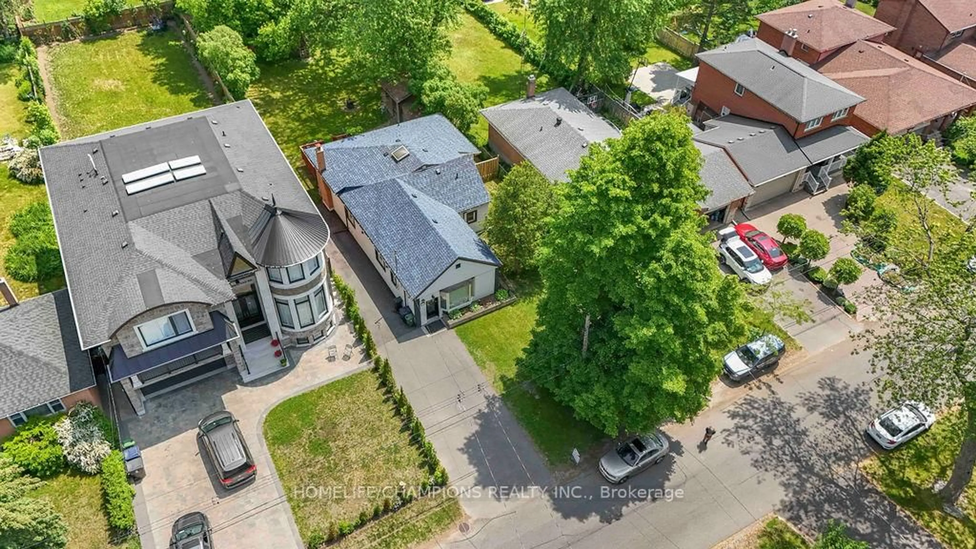 A pic from outside/outdoor area/front of a property/back of a property/a pic from drone, street for 53 Homestead Rd, Toronto Ontario M1E 3R8