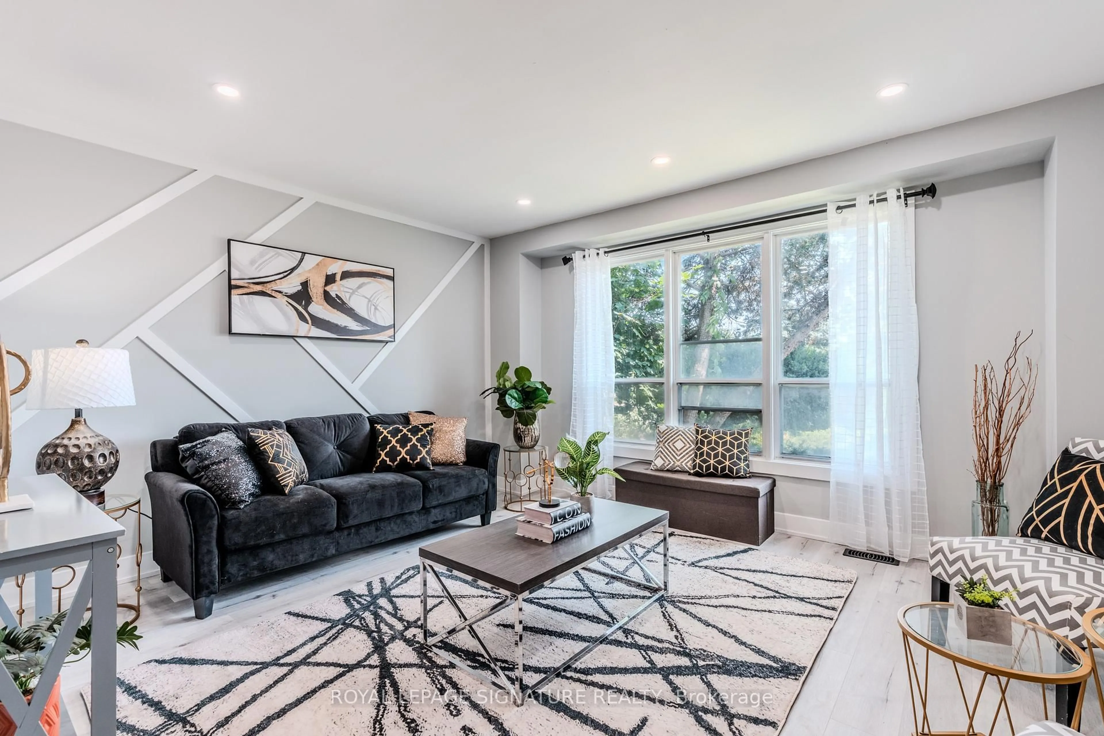 Living room with furniture, unknown for 10 Grassmere Crt, Oshawa Ontario L1H 3X4