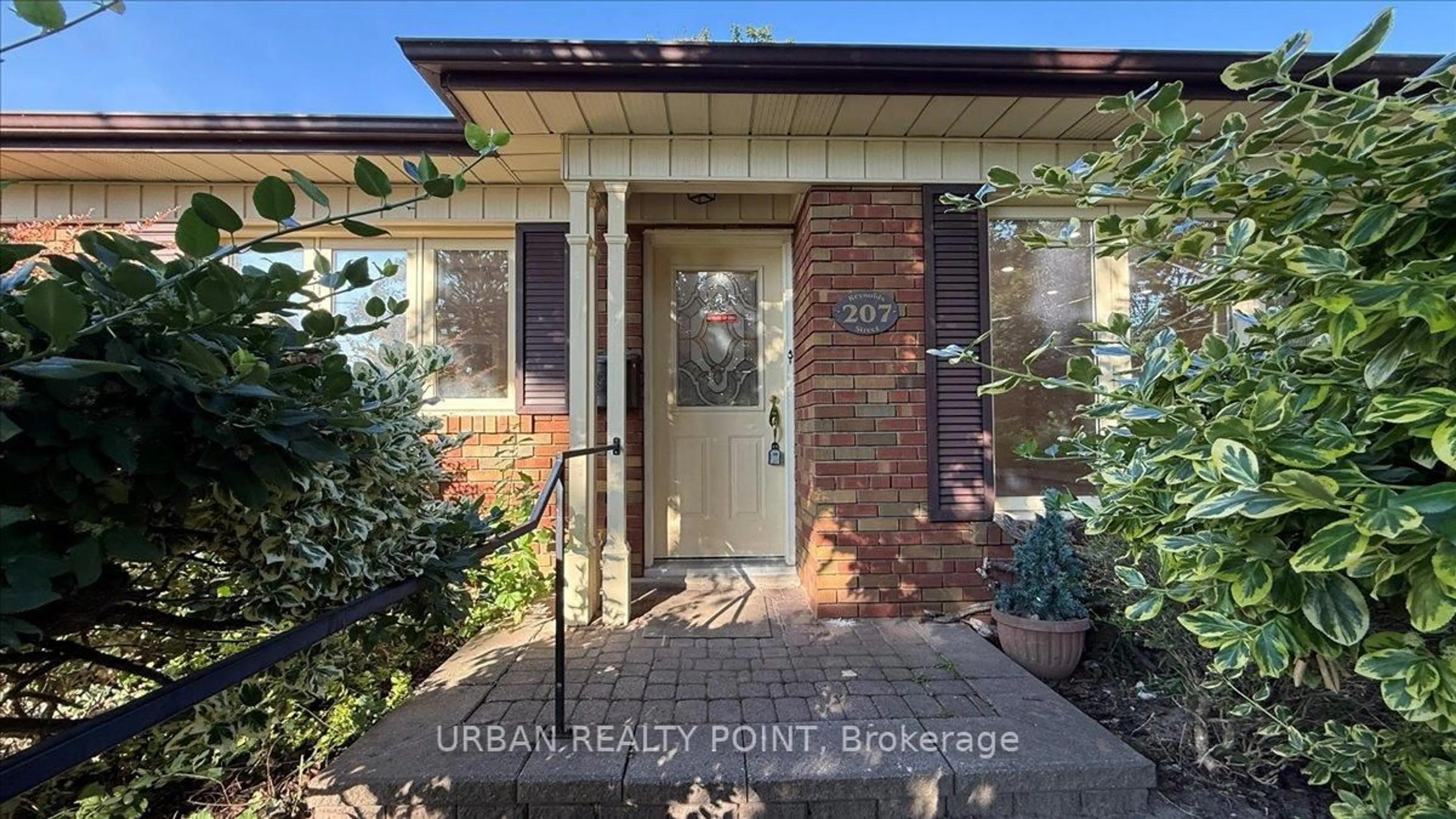 Indoor entryway for 207 Reynolds St, Whitby Ontario L1N 3W8