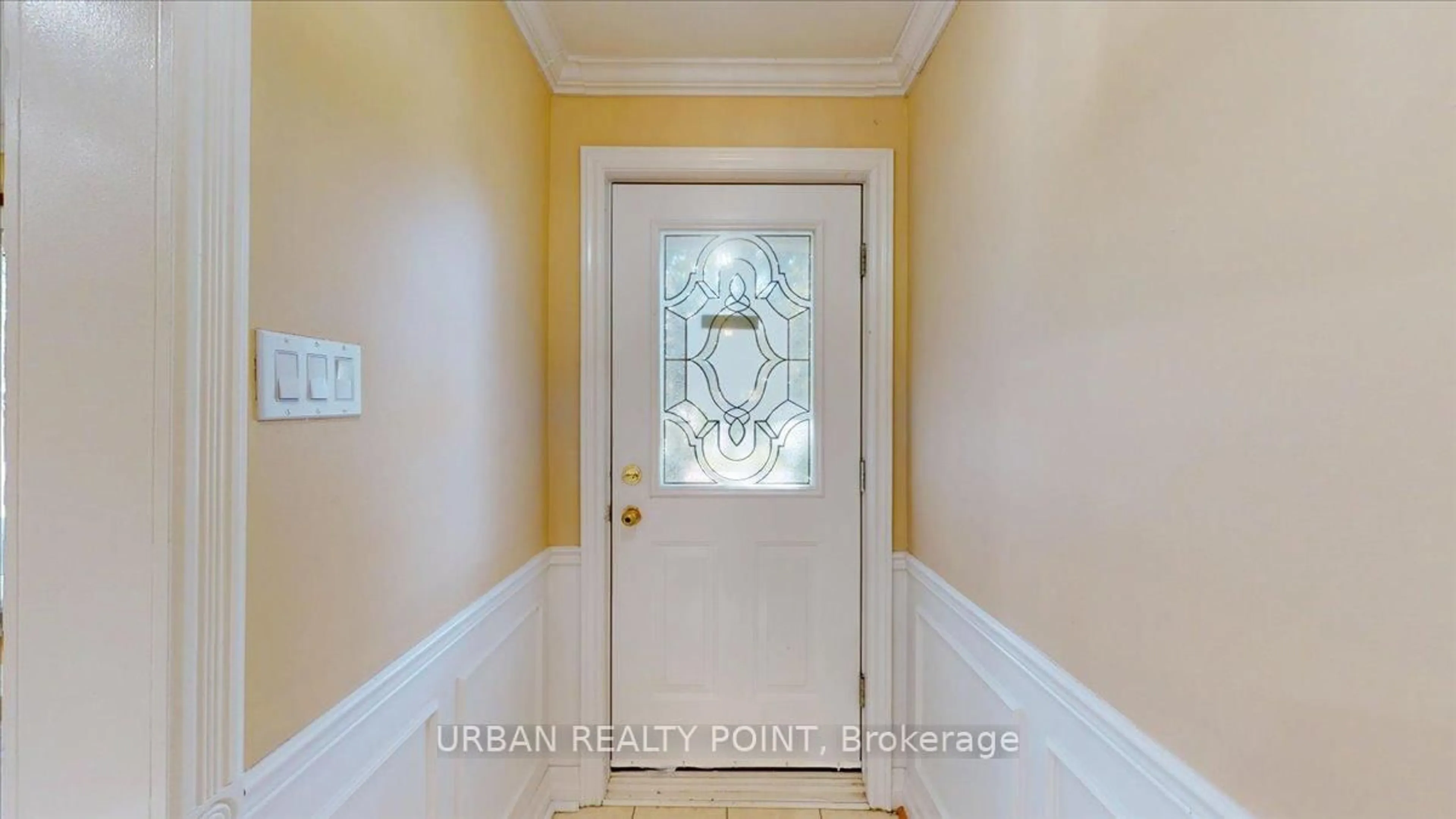 Indoor entryway for 207 Reynolds St, Whitby Ontario L1N 3W8