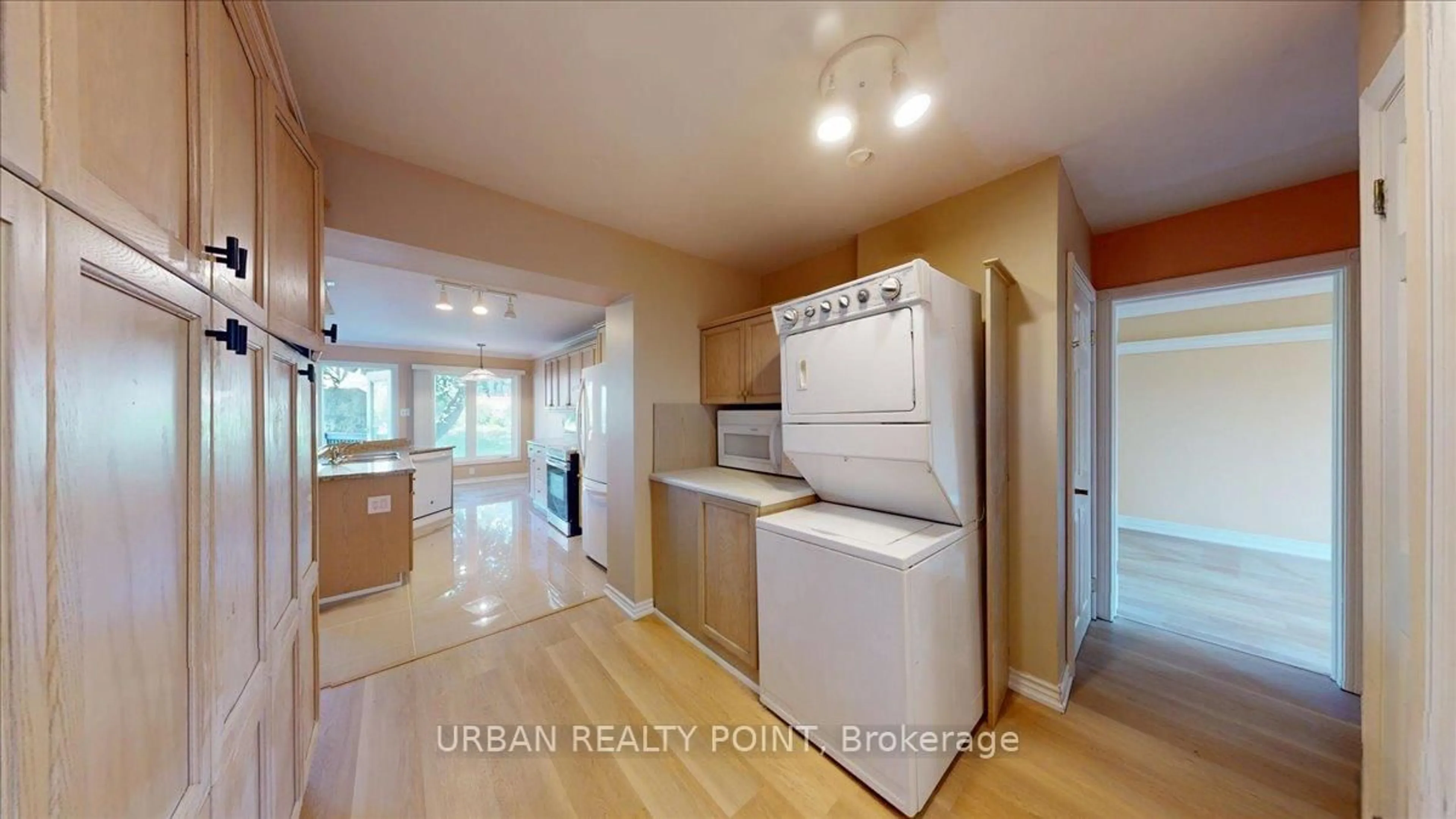Unknown for 207 Reynolds St, Whitby Ontario L1N 3W8