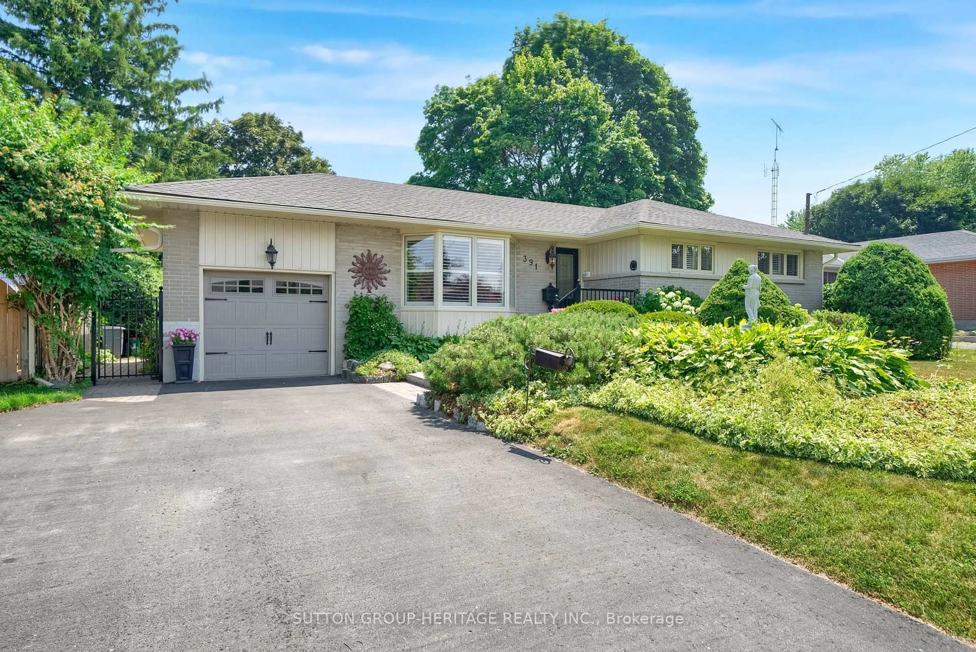 Home with vinyl exterior material, street for 391 Rossmount Ave, Oshawa Ontario L1J 3K5