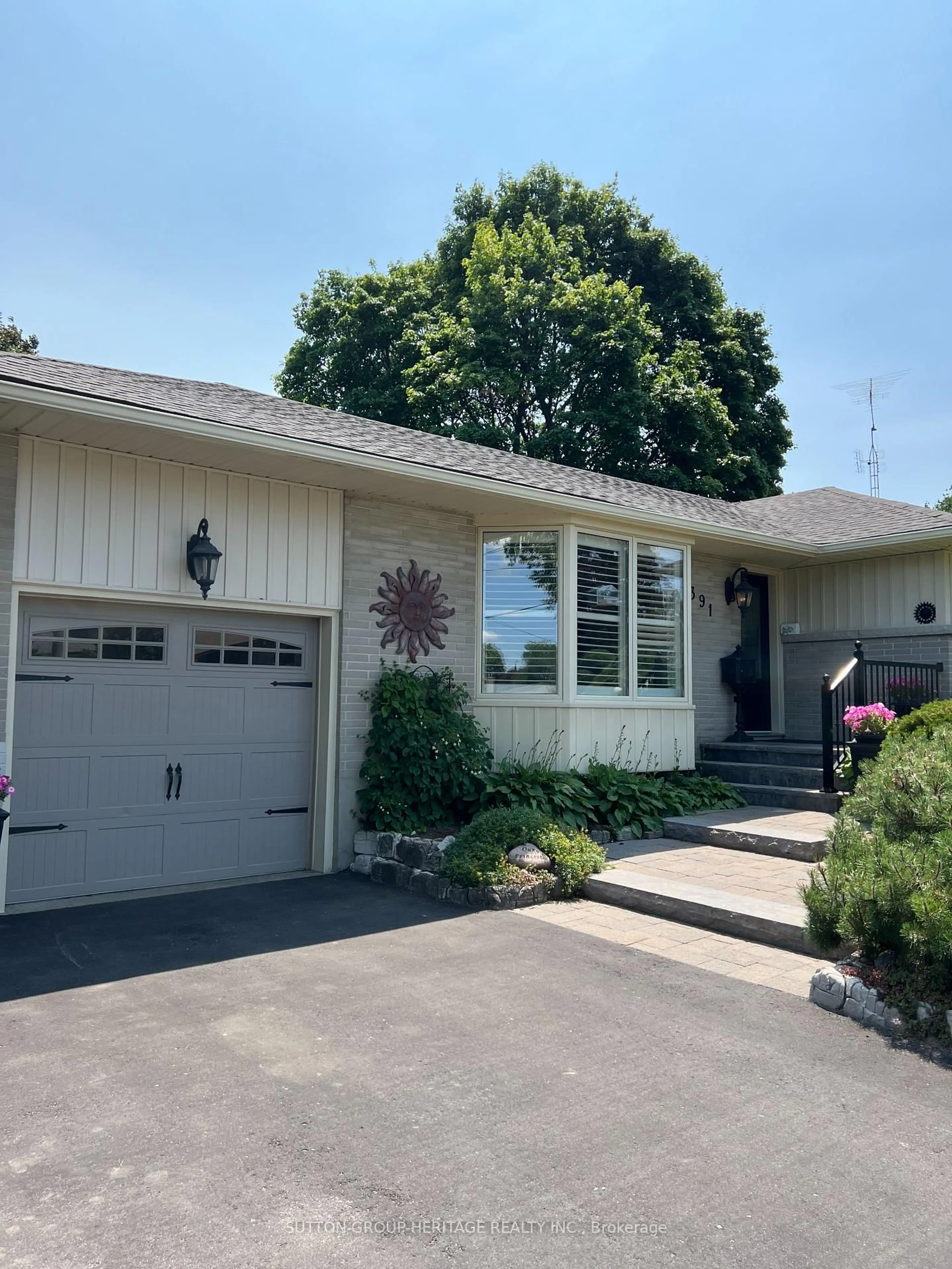 Home with vinyl exterior material, street for 391 Rossmount Ave, Oshawa Ontario L1J 3K5
