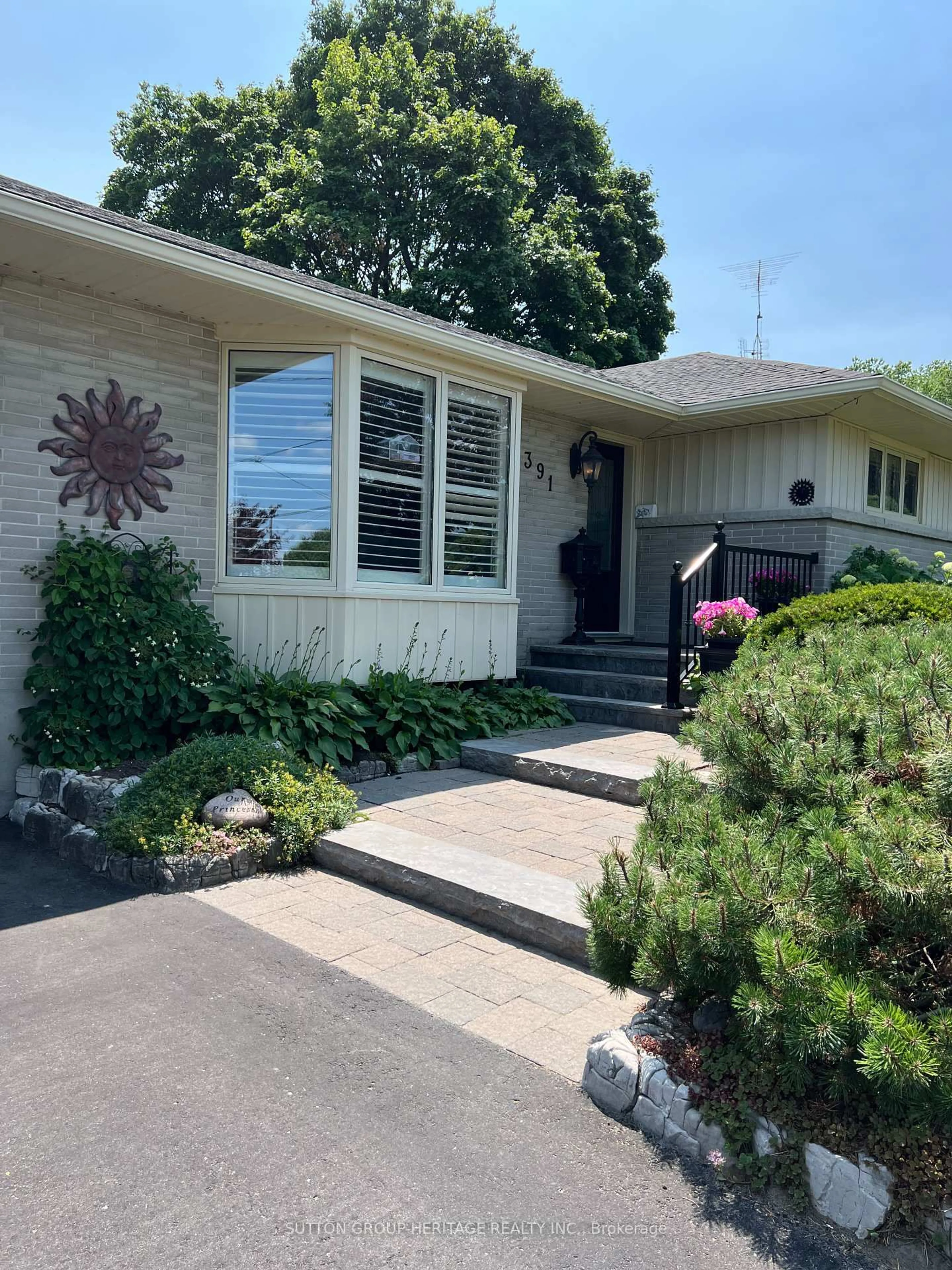 Home with vinyl exterior material, street for 391 Rossmount Ave, Oshawa Ontario L1J 3K5