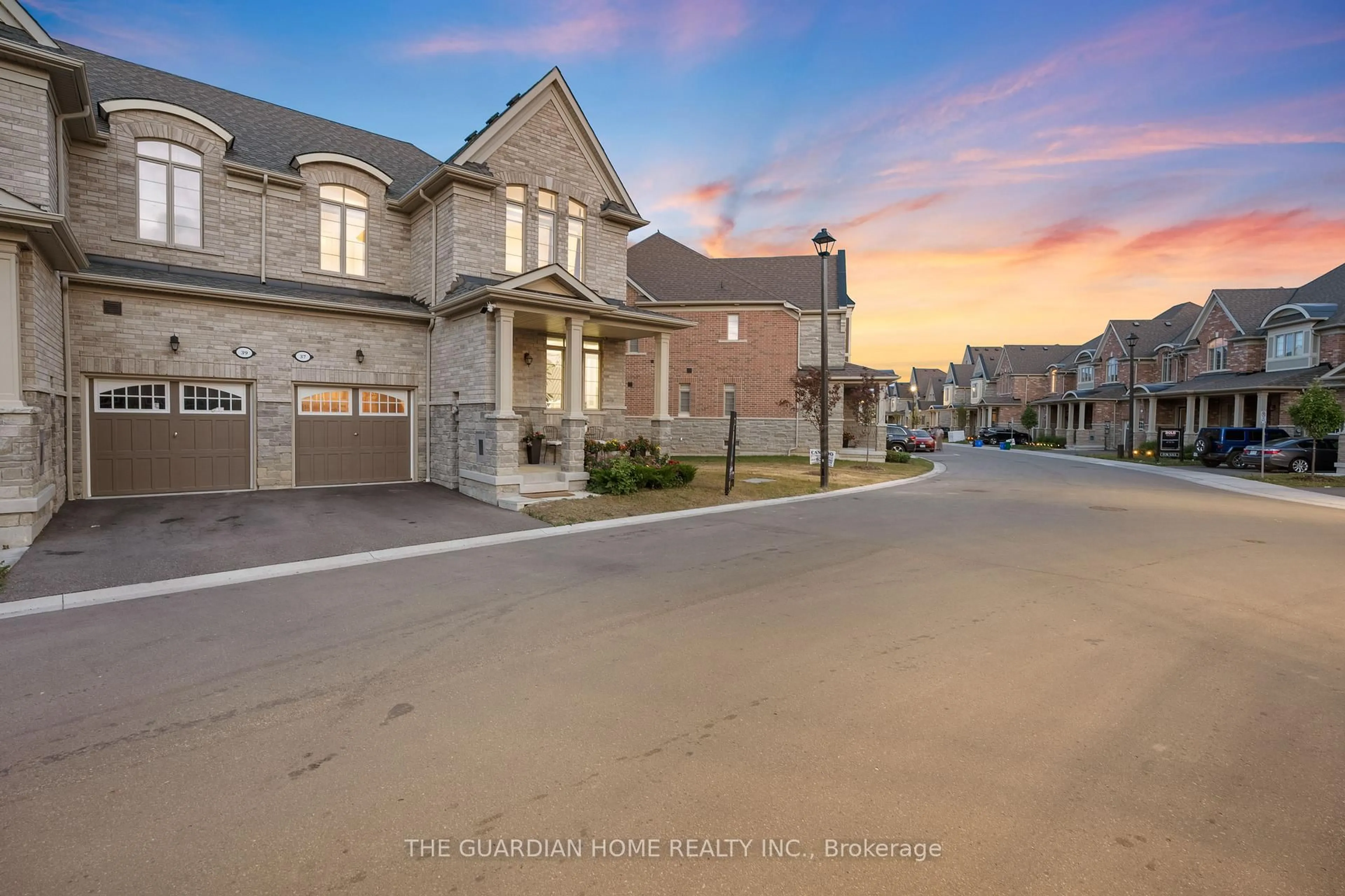 A pic from outside/outdoor area/front of a property/back of a property/a pic from drone, street for 37 Hickling Lane, Ajax Ontario L1T 0P9