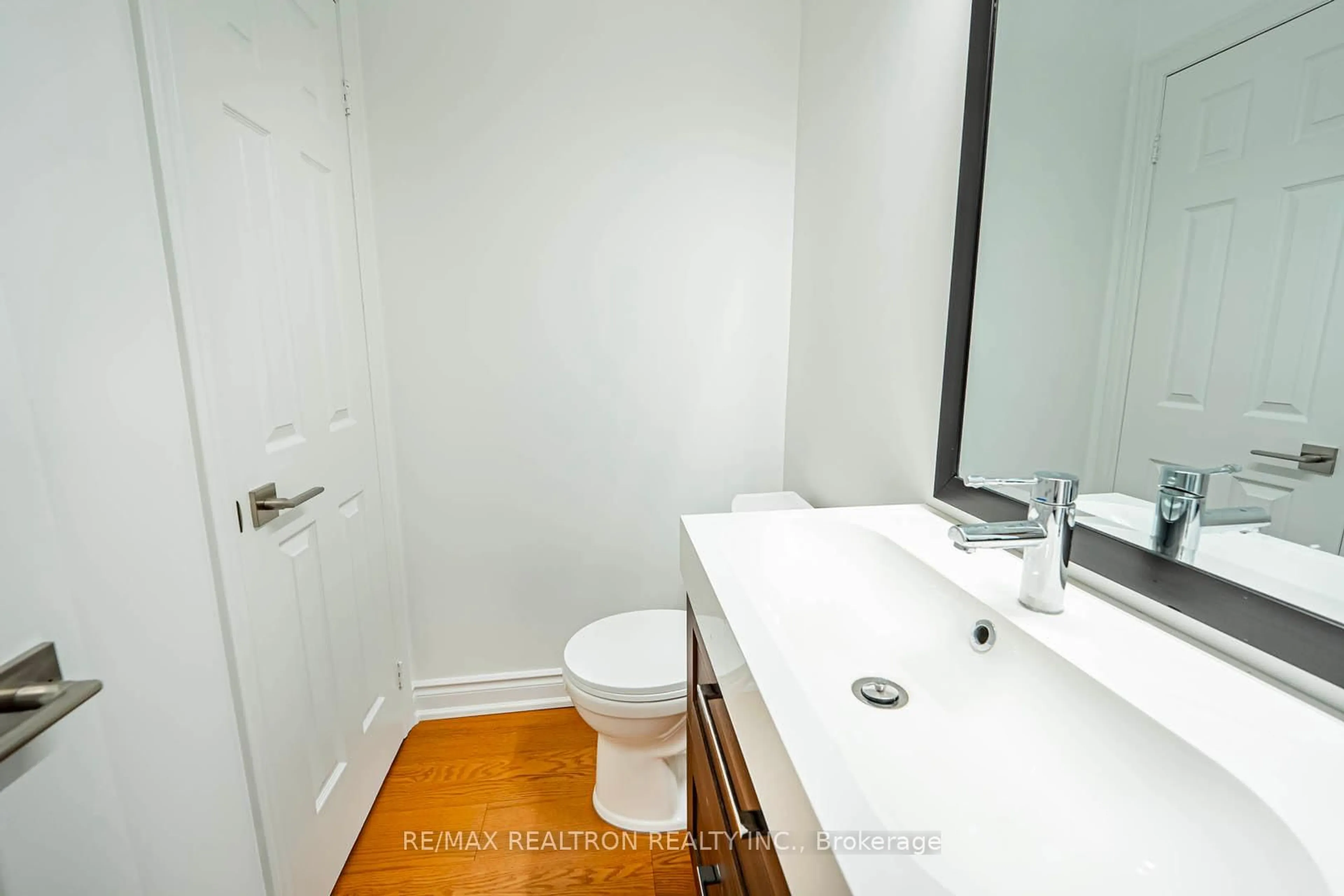 Standard bathroom, unknown for 886 Pape Ave, Toronto Ontario M4K 3T8
