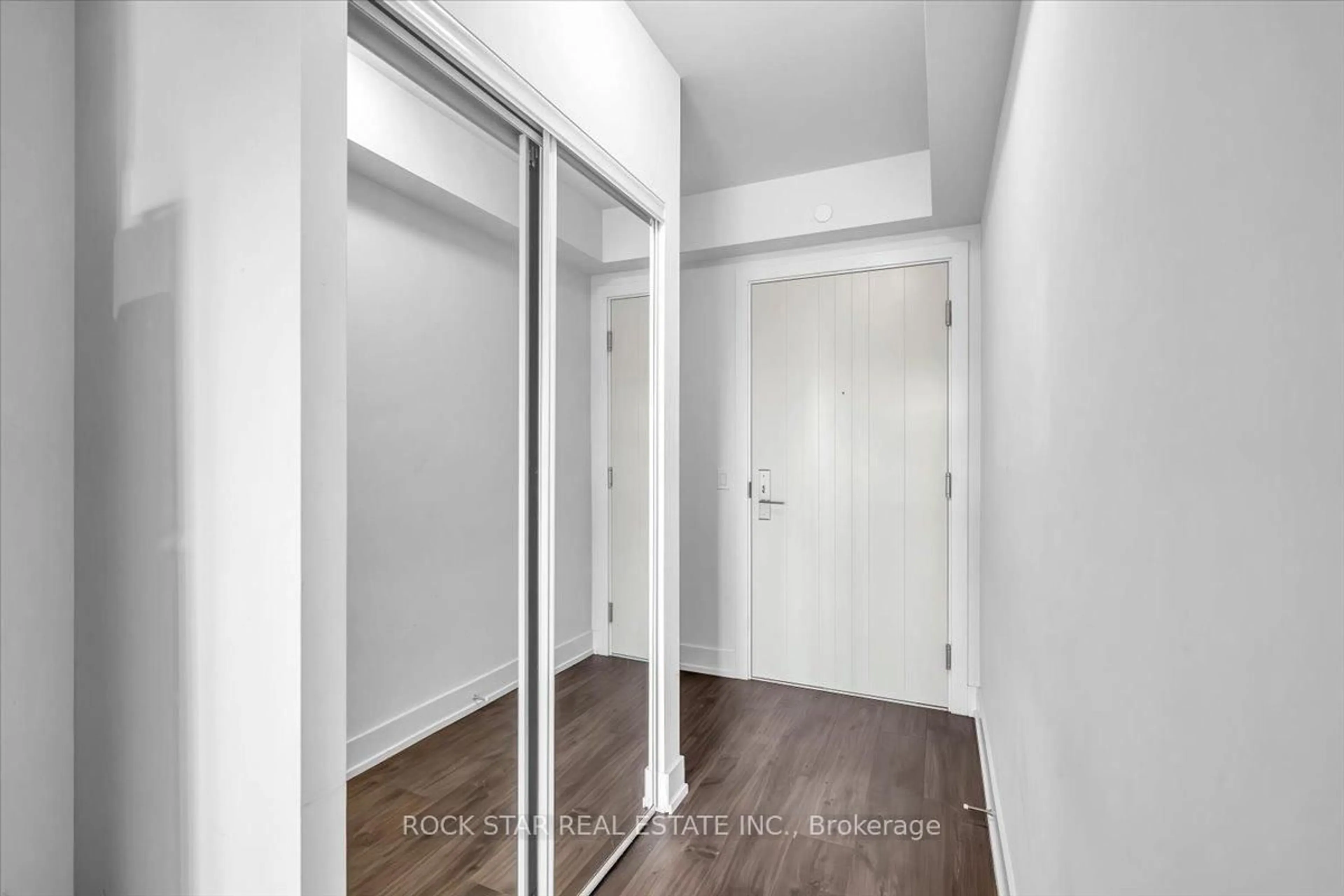 Indoor entryway for 2550 Simcoe St #204, Oshawa Ontario L1L 0R5