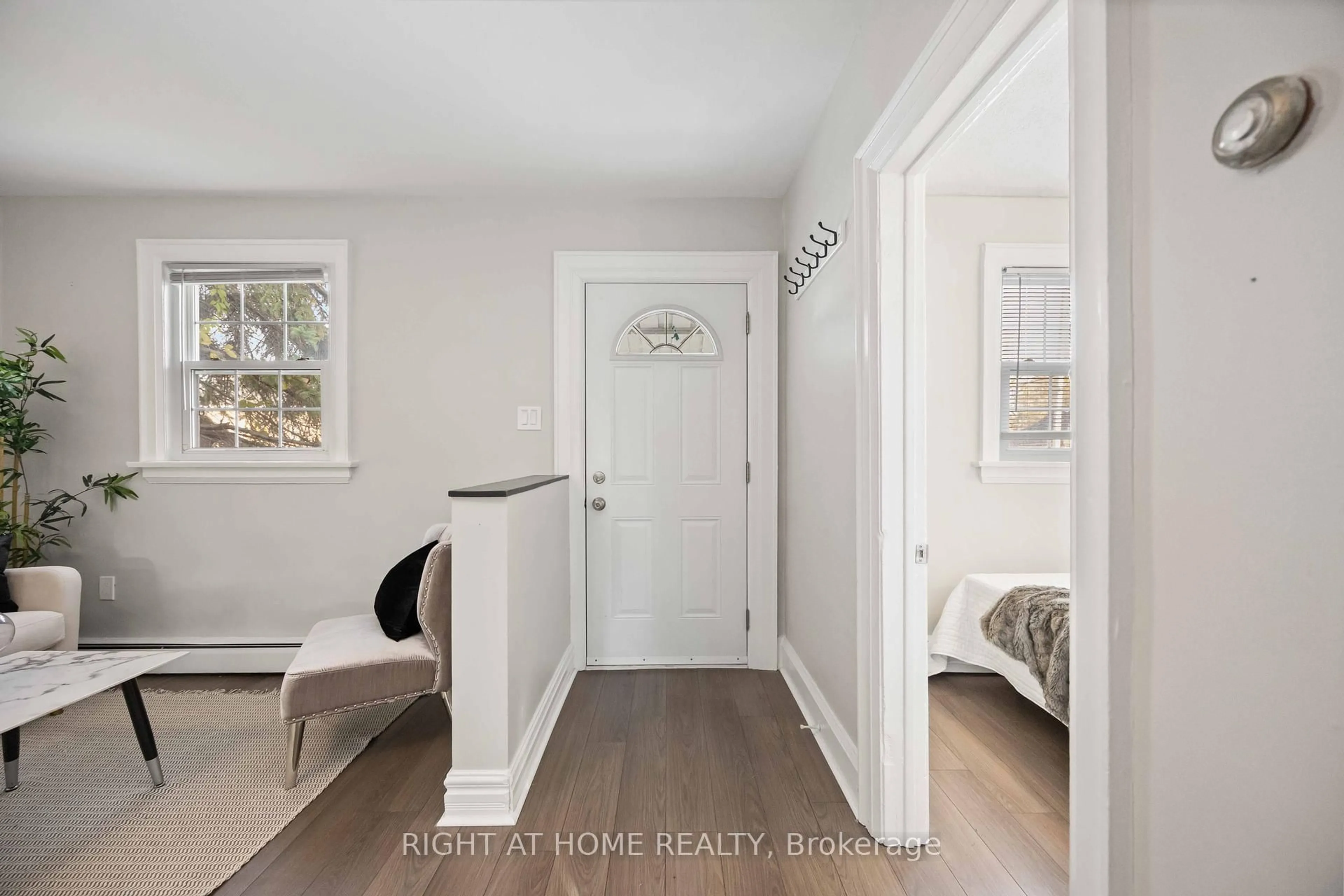 Indoor entryway for 285 Olive Ave, Oshawa Ontario L1H 2P5
