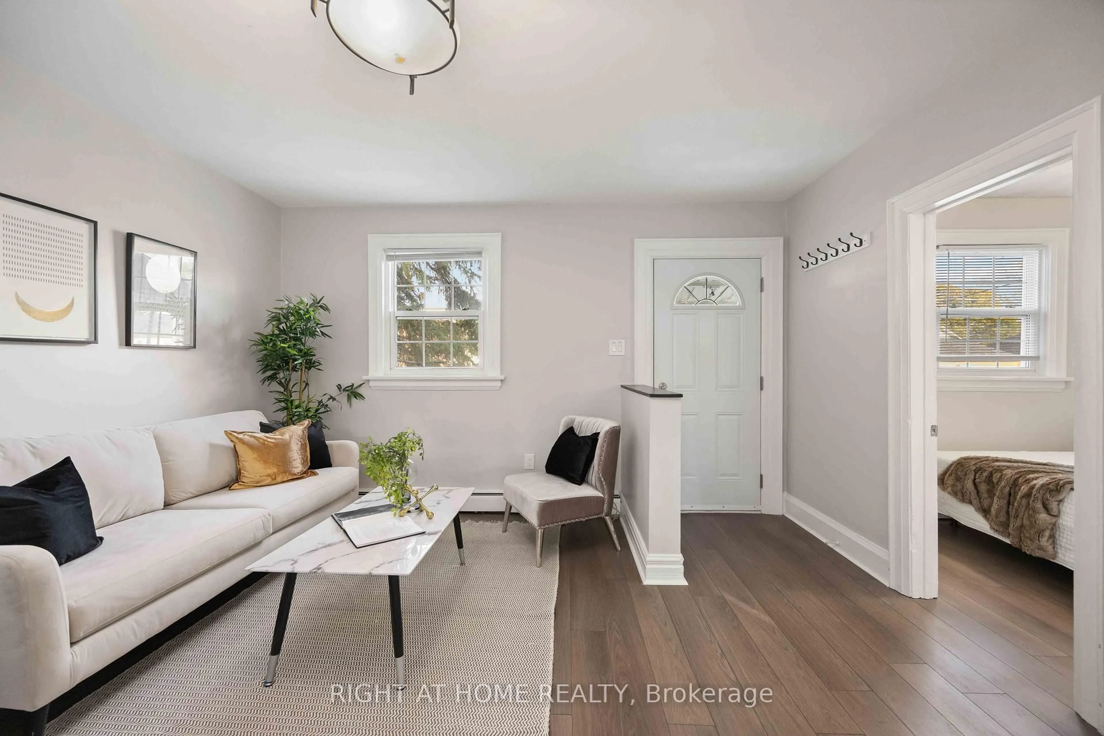 Indoor entryway for 285 Olive Ave, Oshawa Ontario L1H 2P5