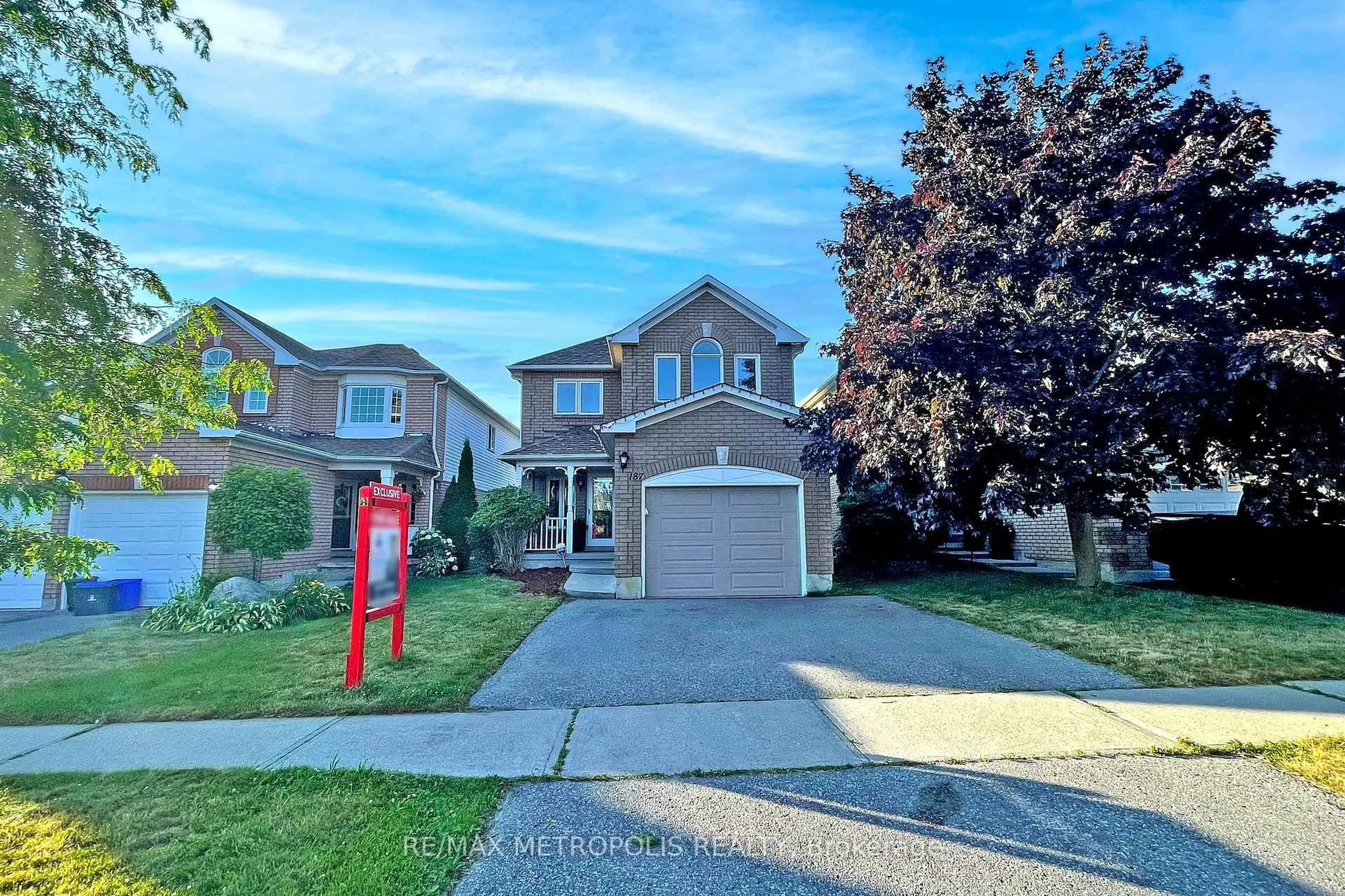 A pic from outside/outdoor area/front of a property/back of a property/a pic from drone, street for 187 Wilkins Cres, Clarington Ontario L1E 3B7