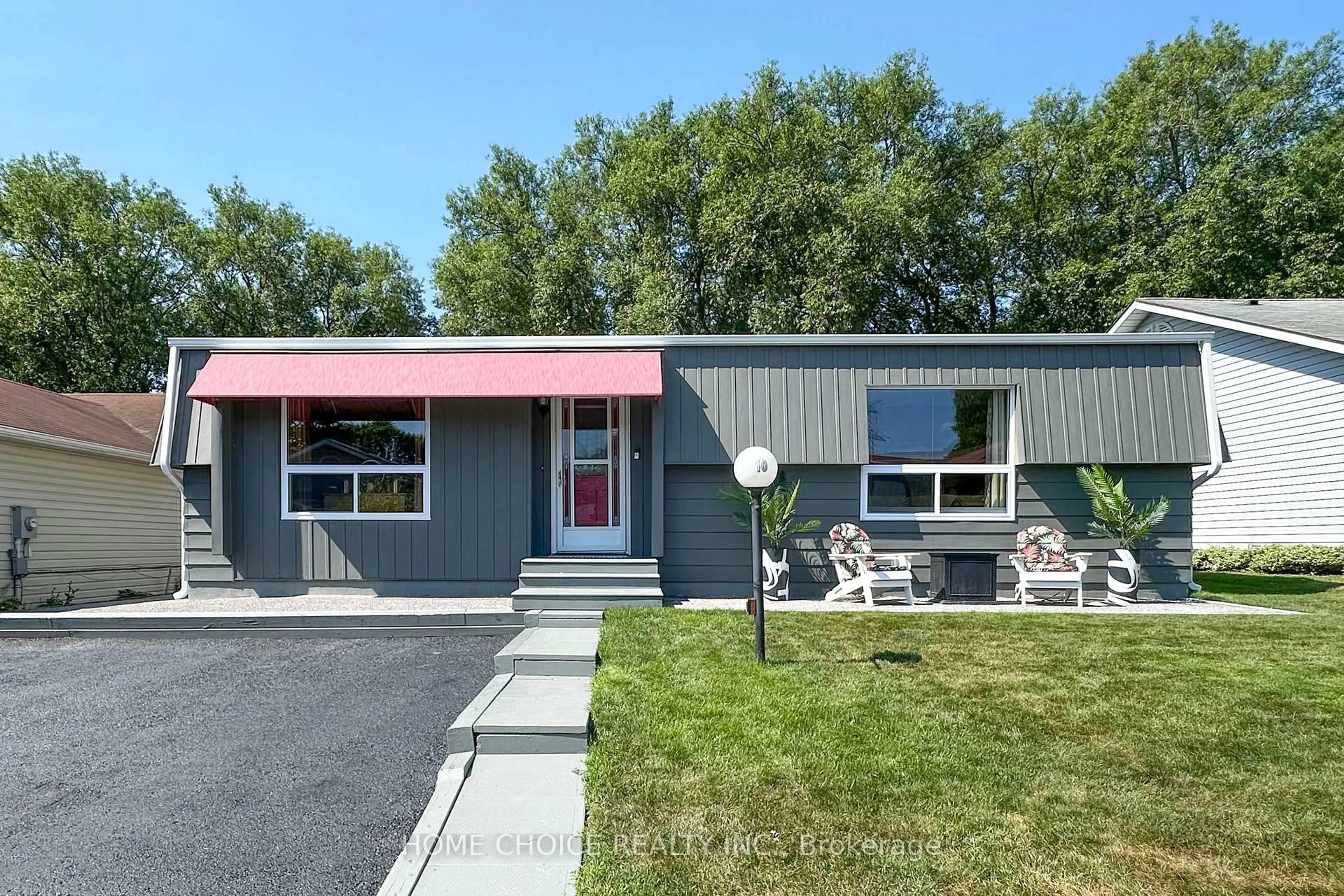 Home with vinyl exterior material, street for 10 Eastbank Rd, Clarington Ontario L1B 1A4